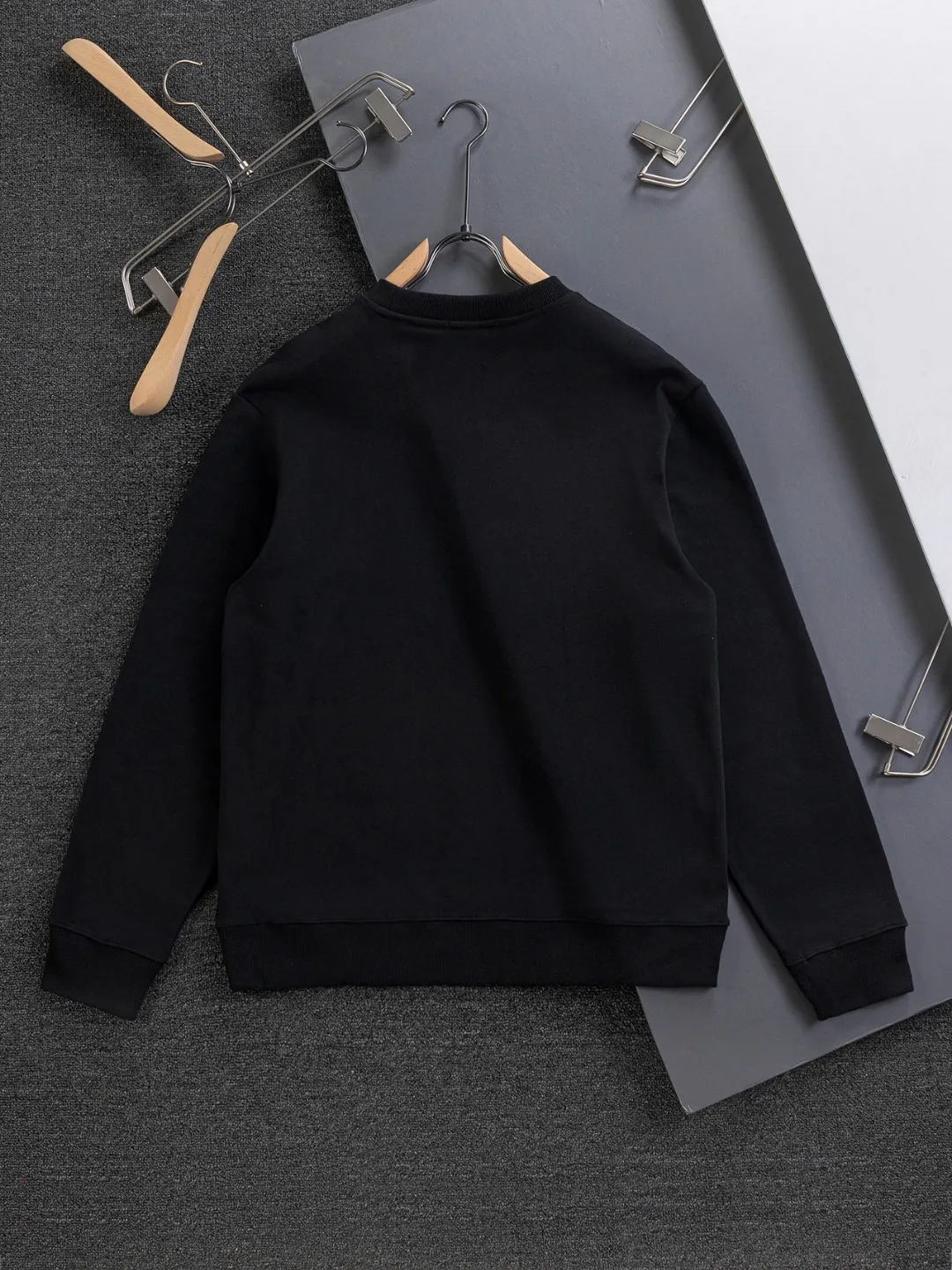 🅿️280 Dior Dior micro wide version CD micro wide version S-Xl 25ss autumn and winter sweatshirt, forever unbeatable, classic style, permanent boutique, timeless classic washed style at the counter, classic starry sky on the chest🌃Dior three-dimensional embroidered letter logo🪡 embroidery, washed heavy craftsmanship logo pattern on the collar, sleeves and hem, heavy craftsmanship, same style for men and women Short-sleeved T-shirt, cotton blended terry jersey fabric, originally developed. This is from the 2025 beachwear limited series. The all-logo jacquard towel highlights the classic Obliave flower. It is matched with an S-shaped round neck and topstitching. It is unique. The whole body is decorated with obliqve jacquard. The ribbed round neck is matched with V-shaped topstitching. Customized accessories. The whole body is customized and developed according to the Y board... Complete with three standards, it can control various styles, to Dior Salute to a historic year! Coupled with the blessing of full-flower cotton material, both the upper body comfort and the existence are unparalleled. It can be said to be a must-have companion in summer. The excellent breathability and comfortable wearing feeling are unparalleled~ Recommended! ! Same style for men and women! Color: Black White Size: S-XL Size chart: S: Shoulder width 51-Bust 56-Length 69 M: Shoulder width 52.5-Bust 58-Length 71 L: Shoulder width 54-Bust 60-Length 73 XL: Shoulder width 55.5-Bust 62-Length 75