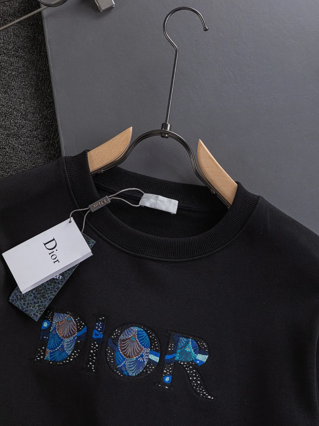 🅿️280 Dior Dior micro wide version CD micro wide version S-Xl 25ss autumn and winter sweatshirt, forever unbeatable, classic style, permanent boutique, timeless classic washed style at the counter, classic starry sky on the chest🌃Dior three-dimensional embroidered letter logo🪡 embroidery, washed heavy craftsmanship logo pattern on the collar, sleeves and hem, heavy craftsmanship, same style for men and women Short-sleeved T-shirt, cotton blended terry jersey fabric, originally developed. This is from the 2025 beachwear limited series. The all-logo jacquard towel highlights the classic Obliave flower. It is matched with an S-shaped round neck and topstitching. It is unique. The whole body is decorated with obliqve jacquard. The ribbed round neck is matched with V-shaped topstitching. Customized accessories. The whole body is customized and developed according to the Y board... Complete with three standards, it can control various styles, to Dior Salute to a historic year! Coupled with the blessing of full-flower cotton material, both the upper body comfort and the existence are unparalleled. It can be said to be a must-have companion in summer. The excellent breathability and comfortable wearing feeling are unparalleled~ Recommended! ! Same style for men and women! Color: Black White Size: S-XL Size chart: S: Shoulder width 51-Bust 56-Length 69 M: Shoulder width 52.5-Bust 58-Length 71 L: Shoulder width 54-Bust 60-Length 73 XL: Shoulder width 55.5-Bust 62-Length 75