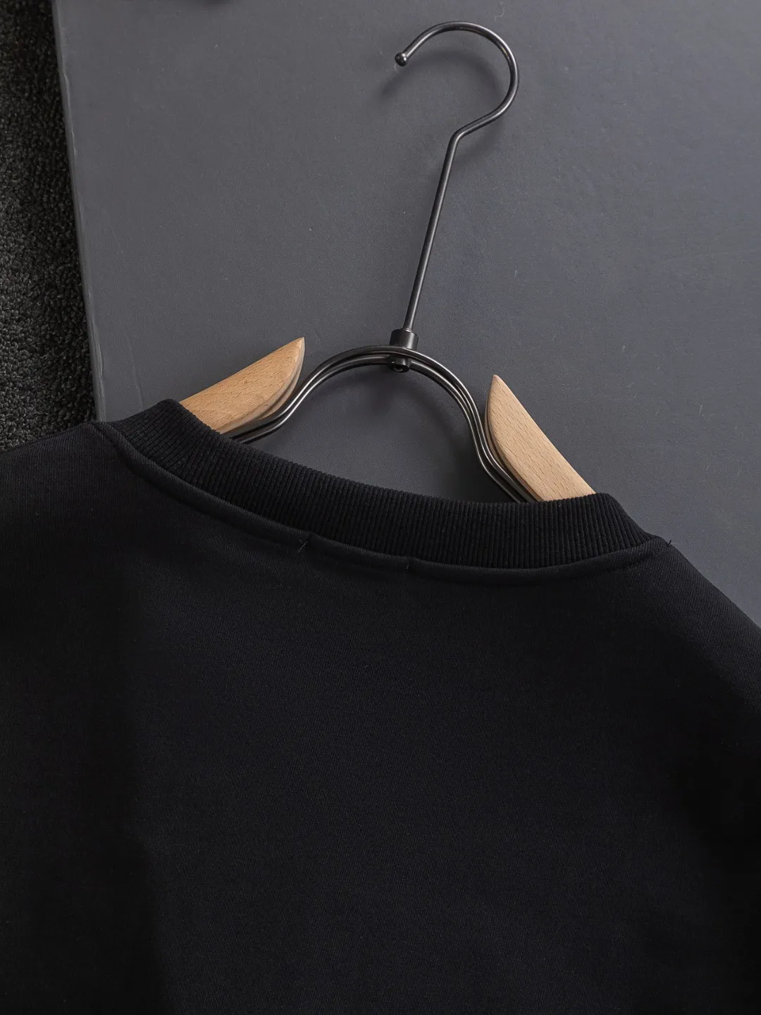 🅿️280 Dior Dior micro wide version CD micro wide version S-Xl 25ss autumn and winter sweatshirt, forever unbeatable, classic style, permanent boutique, timeless classic washed style at the counter, classic starry sky on the chest🌃Dior three-dimensional embroidered letter logo🪡 embroidery, washed heavy craftsmanship logo pattern on the collar, sleeves and hem, heavy craftsmanship, same style for men and women Short-sleeved T-shirt, cotton blended terry jersey fabric, originally developed. This is from the 2025 beachwear limited series. The all-logo jacquard towel highlights the classic Obliave flower. It is matched with an S-shaped round neck and topstitching. It is unique. The whole body is decorated with obliqve jacquard. The ribbed round neck is matched with V-shaped topstitching. Customized accessories. The whole body is customized and developed according to the Y board... Complete with three standards, it can control various styles, to Dior Salute to a historic year! Coupled with the blessing of full-flower cotton material, both the upper body comfort and the existence are unparalleled. It can be said to be a must-have companion in summer. The excellent breathability and comfortable wearing feeling are unparalleled~ Recommended! ! Same style for men and women! Color: Black White Size: S-XL Size chart: S: Shoulder width 51-Bust 56-Length 69 M: Shoulder width 52.5-Bust 58-Length 71 L: Shoulder width 54-Bust 60-Length 73 XL: Shoulder width 55.5-Bust 62-Length 75