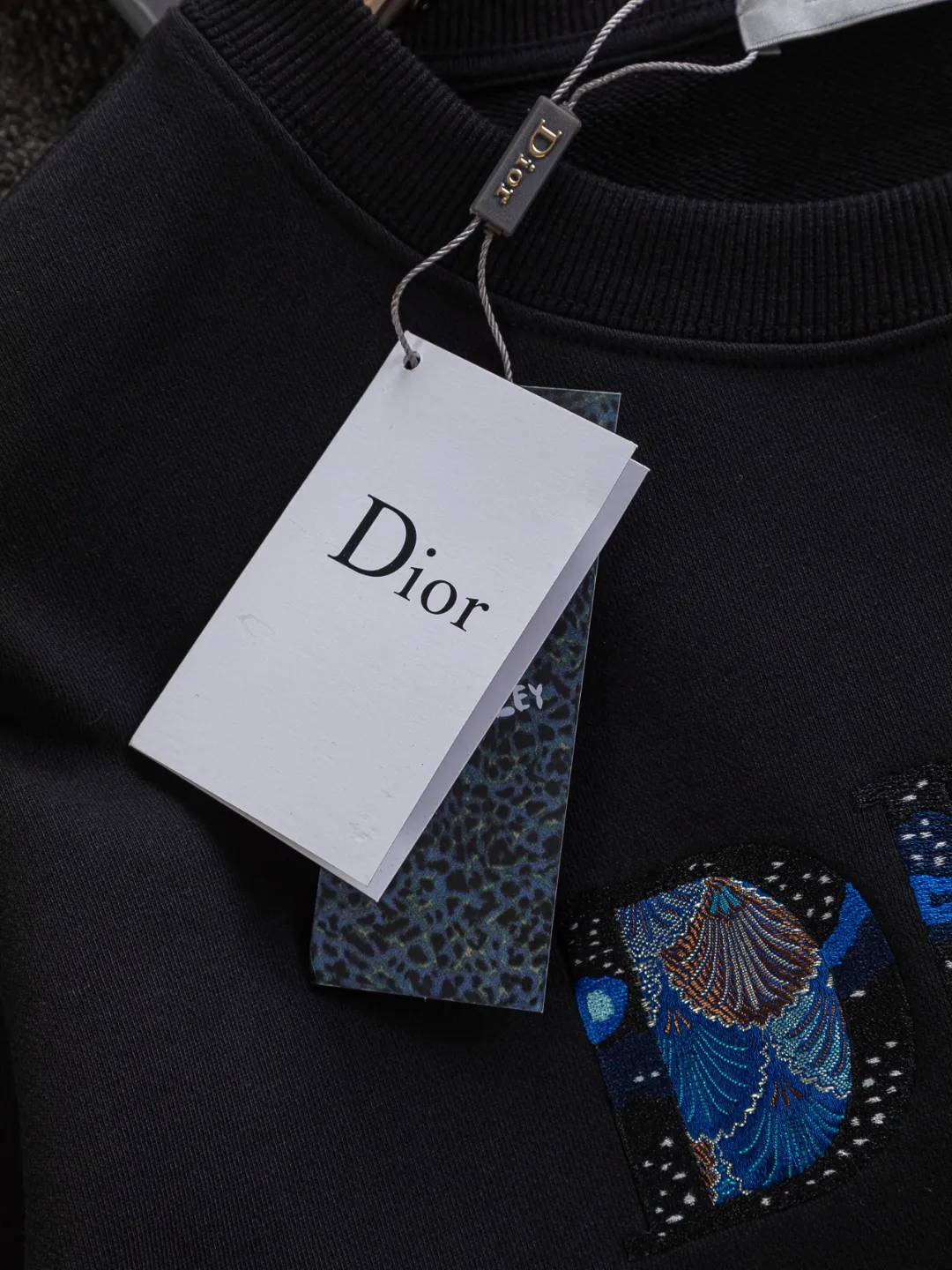 🅿️280 Dior Dior micro wide version CD micro wide version S-Xl 25ss autumn and winter sweatshirt, forever unbeatable, classic style, permanent boutique, timeless classic washed style at the counter, classic starry sky on the chest🌃Dior three-dimensional embroidered letter logo🪡 embroidery, washed heavy craftsmanship logo pattern on the collar, sleeves and hem, heavy craftsmanship, same style for men and women Short-sleeved T-shirt, cotton blended terry jersey fabric, originally developed. This is from the 2025 beachwear limited series. The all-logo jacquard towel highlights the classic Obliave flower. It is matched with an S-shaped round neck and topstitching. It is unique. The whole body is decorated with obliqve jacquard. The ribbed round neck is matched with V-shaped topstitching. Customized accessories. The whole body is customized and developed according to the Y board... Complete with three standards, it can control various styles, to Dior Salute to a historic year! Coupled with the blessing of full-flower cotton material, both the upper body comfort and the existence are unparalleled. It can be said to be a must-have companion in summer. The excellent breathability and comfortable wearing feeling are unparalleled~ Recommended! ! Same style for men and women! Color: Black White Size: S-XL Size chart: S: Shoulder width 51-Bust 56-Length 69 M: Shoulder width 52.5-Bust 58-Length 71 L: Shoulder width 54-Bust 60-Length 73 XL: Shoulder width 55.5-Bust 62-Length 75