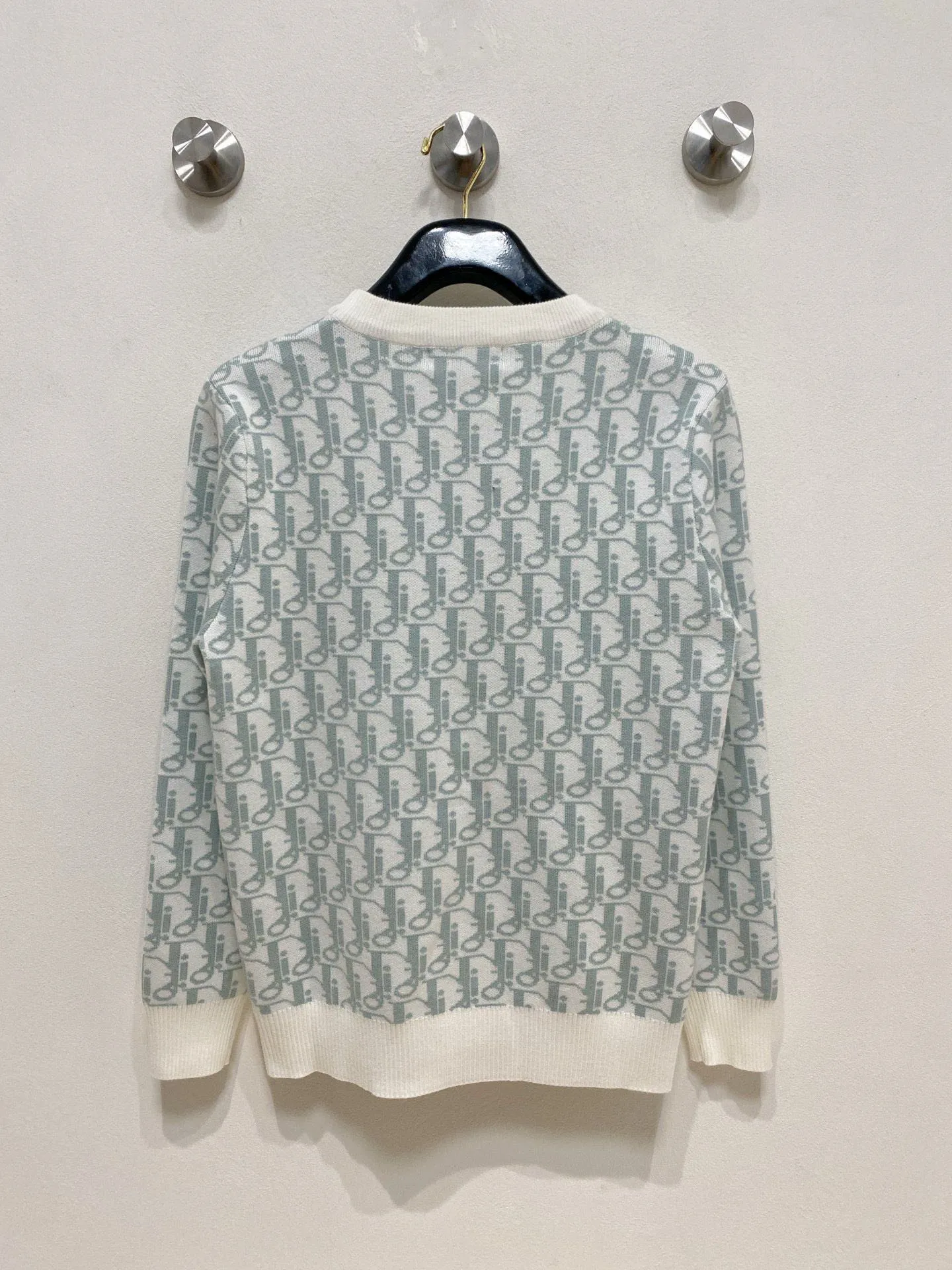 🅿️440 【DIOR】Autumn and winter classic lapel sweater, in full condition! ! ! Wool blended fabric, the latest model in 2025, golden ratio! ! Slim-fitting soft gold, versatile and practical item, the combination and practicality are extremely powerful, simple and elegant, and classy! To create your own style, it is highly recommended to buy it in two colors. The standard slim fit tailoring process is suitable for both young and old men. It is knitted from wool and will not cause any discomfort! While keeping warm, it is stylish, textured and wearable, and the classic logo with contrasting colors on the chest feels in place! ! Recommended for regular customers! ! Size M-3XL (maximum wear: 190 pounds)
