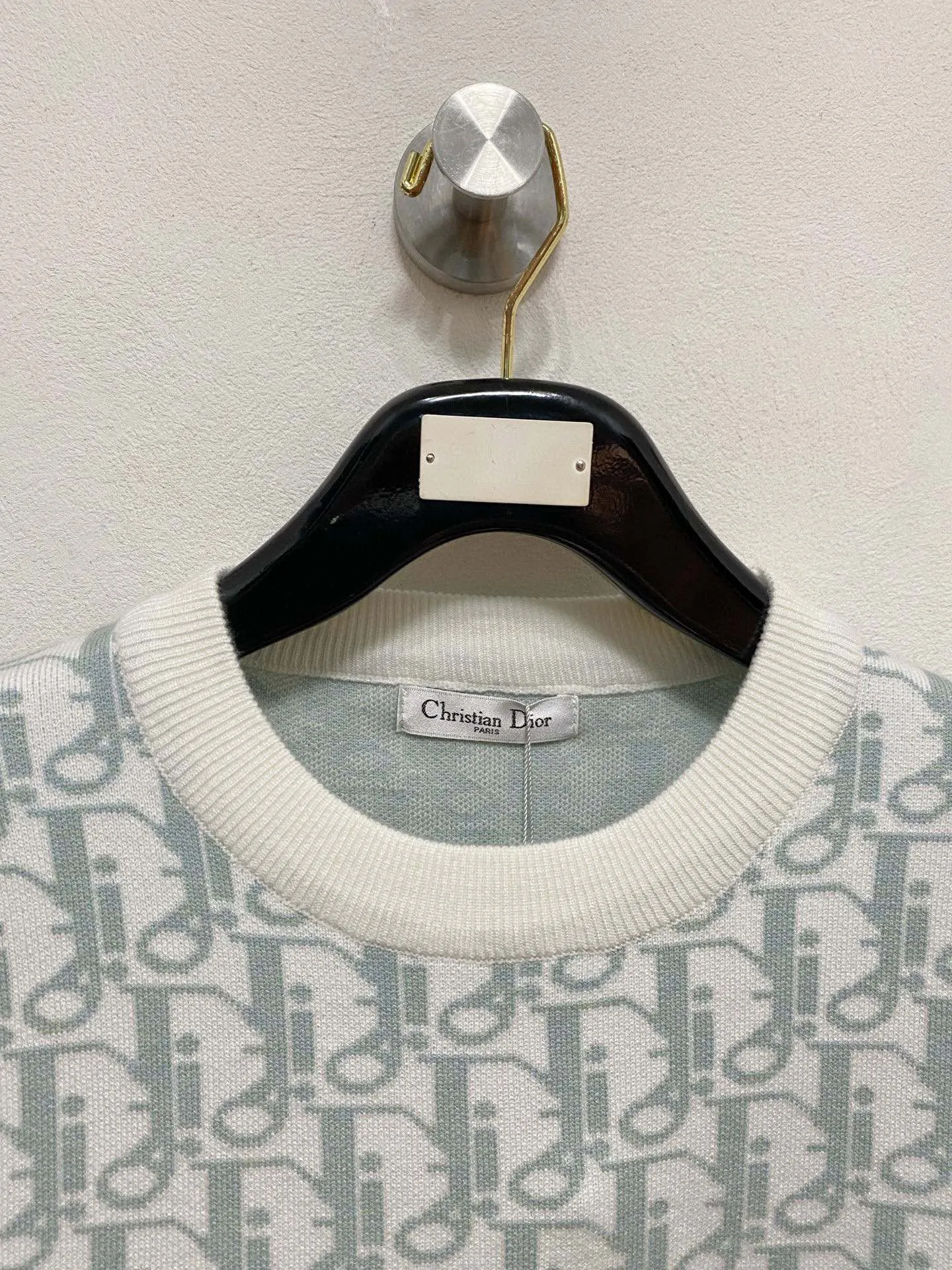 🅿️440 【DIOR】Autumn and winter classic lapel sweater, in full condition! ! ! Wool blended fabric, the latest model in 2025, golden ratio! ! Slim-fitting soft gold, versatile and practical item, the combination and practicality are extremely powerful, simple and elegant, and classy! To create your own style, it is highly recommended to buy it in two colors. The standard slim fit tailoring process is suitable for both young and old men. It is knitted from wool and will not cause any discomfort! While keeping warm, it is stylish, textured and wearable, and the classic logo with contrasting colors on the chest feels in place! ! Recommended for regular customers! ! Size M-3XL (maximum wear: 190 pounds)