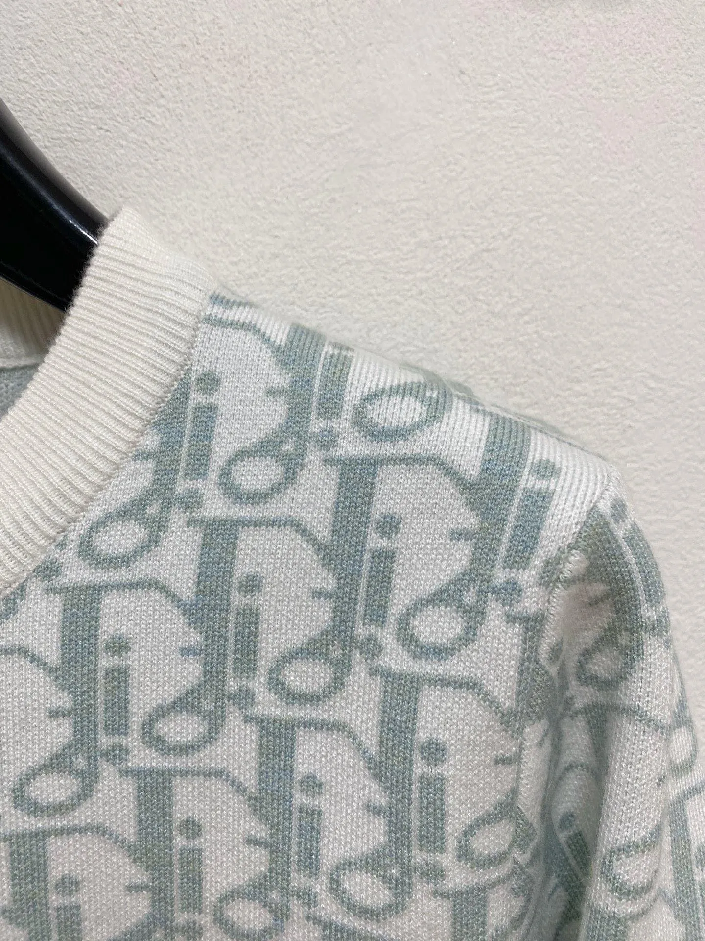 🅿️440 【DIOR】Autumn and winter classic lapel sweater, in full condition! ! ! Wool blended fabric, the latest model in 2025, golden ratio! ! Slim-fitting soft gold, versatile and practical item, the combination and practicality are extremely powerful, simple and elegant, and classy! To create your own style, it is highly recommended to buy it in two colors. The standard slim fit tailoring process is suitable for both young and old men. It is knitted from wool and will not cause any discomfort! While keeping warm, it is stylish, textured and wearable, and the classic logo with contrasting colors on the chest feels in place! ! Recommended for regular customers! ! Size M-3XL (maximum wear: 190 pounds)