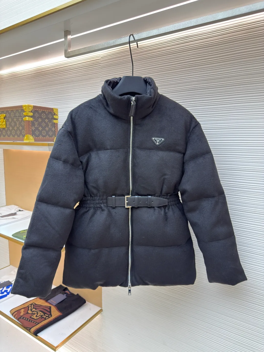 Prada Woolen Tunic Down Jacket [Women's Clothing] ●Original version: Purchased and developed in 18930 ●Item number: 1680801-E00 ●Fabric: flannel fabric ●Technology: Made on positioning cutting machine ●Version: fitted version ●Weight: about 1390 grams ●Size: S-M-L ●Description: Made of flannel fabric, which is soft and comfortable, with good warmth retention and first-class touch. It is made of high-quality wool or chemical fiber blended materials. After pre-treatment such as cleaning and carding, the material quality is ensured. The processed materials are spun and woven using imported textile machines. Weaved into flannel fabric, filled with national standard 90 down, it has excellent thermal performance. Professional sewing technology is used to ensure the style and quality of the down jacket. The finished product is washed, bleached, softened and other finishing processes, and finally quality inspection is carried out to ensure that it meets the original quality standards. The overall design is simple and elegant, classic and recognizable, meeting various dressing styles. The cutting process focuses on precision and detail. According to the design drawing, the cutter will use professional cutting tools to cut the fabric into individual components according to the size requirements. During the cutting process, special attention will be paid to the shape and size of the large lapel to ensure that it meets the design requirements. Sewing: The sewing process uses advanced sewing technology and equipment to ensure that each component is stitched smoothly and firmly. Down filling: Down filling is one of the key steps in making down jackets. Down jackets are filled with high-quality down, which has been rigorously screened and cleaned to ensure no odor or impurities. During the down filling process, down will be evenly filled into each component according to the design requirements to ensure the thermal insulation performance of the down jacket. Ironing and quality inspection: The ironing process will make the down jacket smoother and crisper. The quality inspection process will carefully check every detail of the down jacket to ensure that the product meets quality standards. The overall wiring is straight and delicate, the fabric is comfortable and soft, and the color is consistent without color difference. It can be matched with the same style to create a fashionable look and control various occasions. Customized accessories, complete with three standards, same style for men and women!