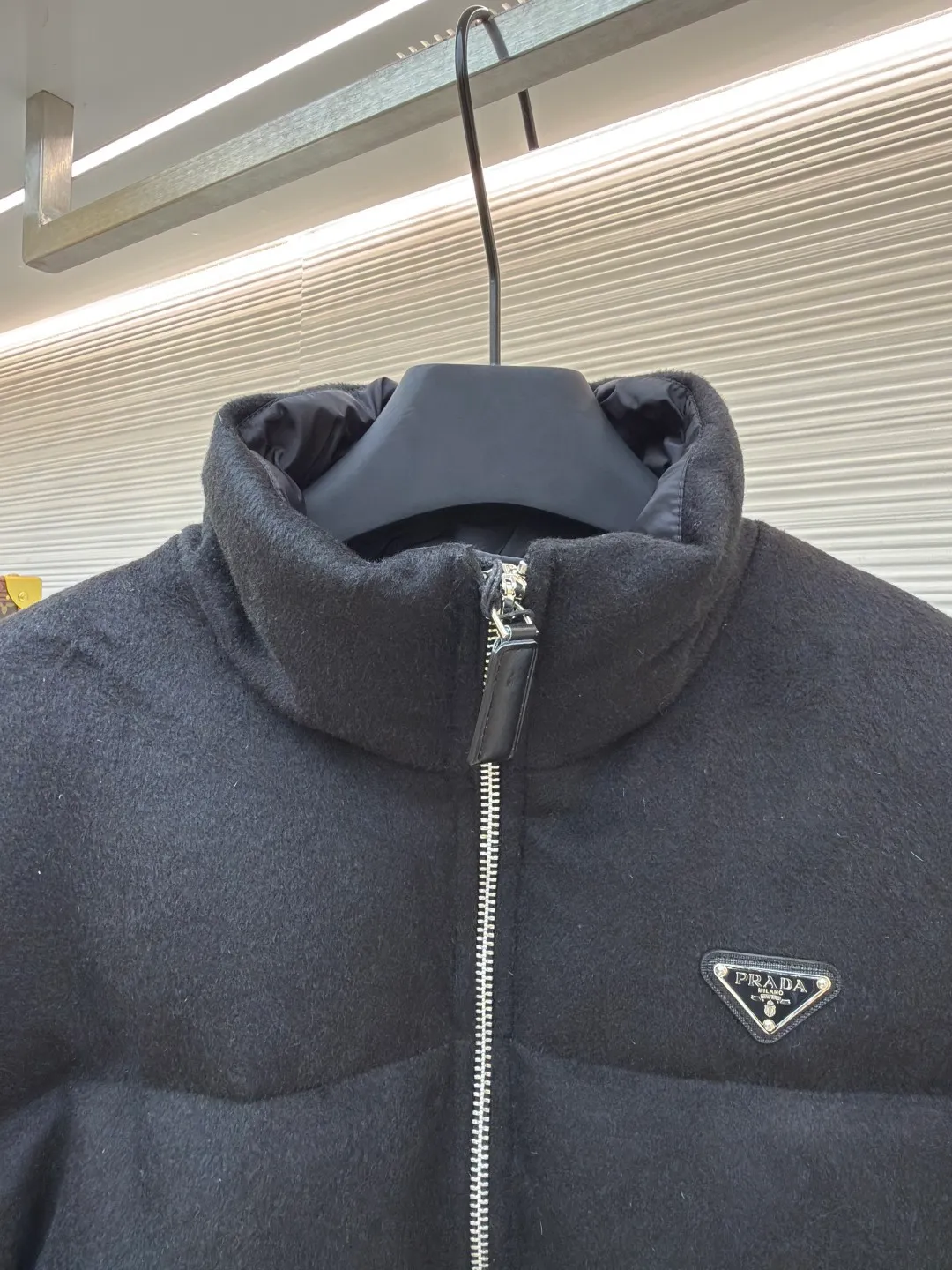 Prada Woolen Tunic Down Jacket [Women's Clothing] ●Original version: Purchased and developed in 18930 ●Item number: 1680801-E00 ●Fabric: flannel fabric ●Technology: Made on positioning cutting machine ●Version: fitted version ●Weight: about 1390 grams ●Size: S-M-L ●Description: Made of flannel fabric, which is soft and comfortable, with good warmth retention and first-class touch. It is made of high-quality wool or chemical fiber blended materials. After pre-treatment such as cleaning and carding, the material quality is ensured. The processed materials are spun and woven using imported textile machines. Weaved into flannel fabric, filled with national standard 90 down, it has excellent thermal performance. Professional sewing technology is used to ensure the style and quality of the down jacket. The finished product is washed, bleached, softened and other finishing processes, and finally quality inspection is carried out to ensure that it meets the original quality standards. The overall design is simple and elegant, classic and recognizable, meeting various dressing styles. The cutting process focuses on precision and detail. According to the design drawing, the cutter will use professional cutting tools to cut the fabric into individual components according to the size requirements. During the cutting process, special attention will be paid to the shape and size of the large lapel to ensure that it meets the design requirements. Sewing: The sewing process uses advanced sewing technology and equipment to ensure that each component is stitched smoothly and firmly. Down filling: Down filling is one of the key steps in making down jackets. Down jackets are filled with high-quality down, which has been rigorously screened and cleaned to ensure no odor or impurities. During the down filling process, down will be evenly filled into each component according to the design requirements to ensure the thermal insulation performance of the down jacket. Ironing and quality inspection: The ironing process will make the down jacket smoother and crisper. The quality inspection process will carefully check every detail of the down jacket to ensure that the product meets quality standards. The overall wiring is straight and delicate, the fabric is comfortable and soft, and the color is consistent without color difference. It can be matched with the same style to create a fashionable look and control various occasions. Customized accessories, complete with three standards, same style for men and women!
