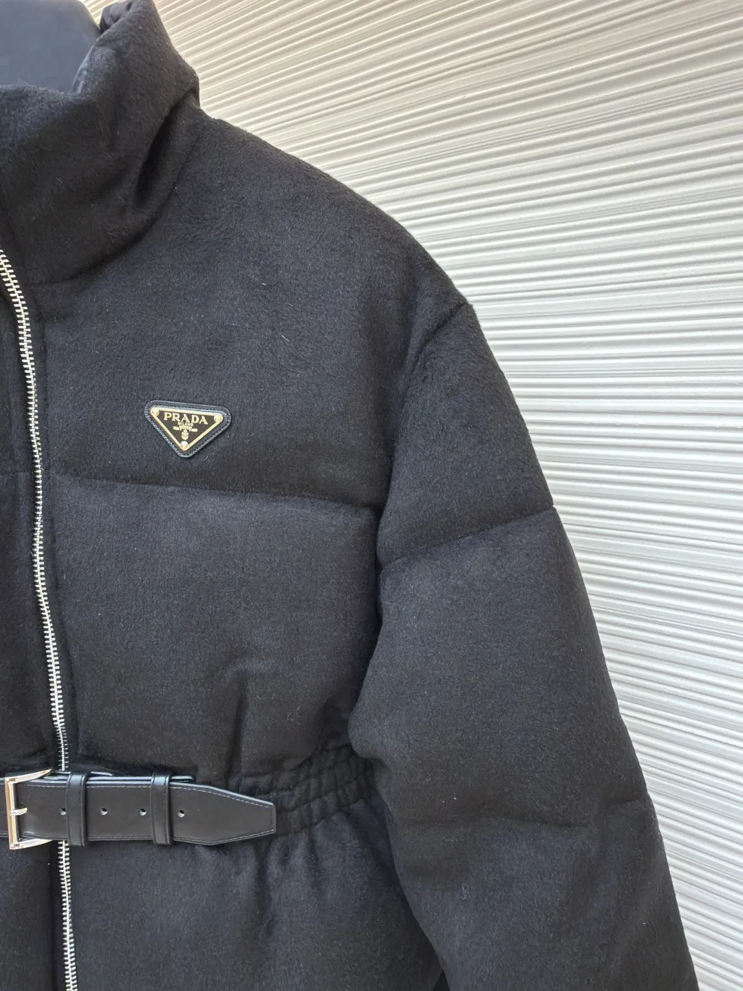 Prada Woolen Tunic Down Jacket [Women's Clothing] ●Original version: Purchased and developed in 18930 ●Item number: 1680801-E00 ●Fabric: flannel fabric ●Technology: Made on positioning cutting machine ●Version: fitted version ●Weight: about 1390 grams ●Size: S-M-L ●Description: Made of flannel fabric, which is soft and comfortable, with good warmth retention and first-class touch. It is made of high-quality wool or chemical fiber blended materials. After pre-treatment such as cleaning and carding, the material quality is ensured. The processed materials are spun and woven using imported textile machines. Weaved into flannel fabric, filled with national standard 90 down, it has excellent thermal performance. Professional sewing technology is used to ensure the style and quality of the down jacket. The finished product is washed, bleached, softened and other finishing processes, and finally quality inspection is carried out to ensure that it meets the original quality standards. The overall design is simple and elegant, classic and recognizable, meeting various dressing styles. The cutting process focuses on precision and detail. According to the design drawing, the cutter will use professional cutting tools to cut the fabric into individual components according to the size requirements. During the cutting process, special attention will be paid to the shape and size of the large lapel to ensure that it meets the design requirements. Sewing: The sewing process uses advanced sewing technology and equipment to ensure that each component is stitched smoothly and firmly. Down filling: Down filling is one of the key steps in making down jackets. Down jackets are filled with high-quality down, which has been rigorously screened and cleaned to ensure no odor or impurities. During the down filling process, down will be evenly filled into each component according to the design requirements to ensure the thermal insulation performance of the down jacket. Ironing and quality inspection: The ironing process will make the down jacket smoother and crisper. The quality inspection process will carefully check every detail of the down jacket to ensure that the product meets quality standards. The overall wiring is straight and delicate, the fabric is comfortable and soft, and the color is consistent without color difference. It can be matched with the same style to create a fashionable look and control various occasions. Customized accessories, complete with three standards, same style for men and women!