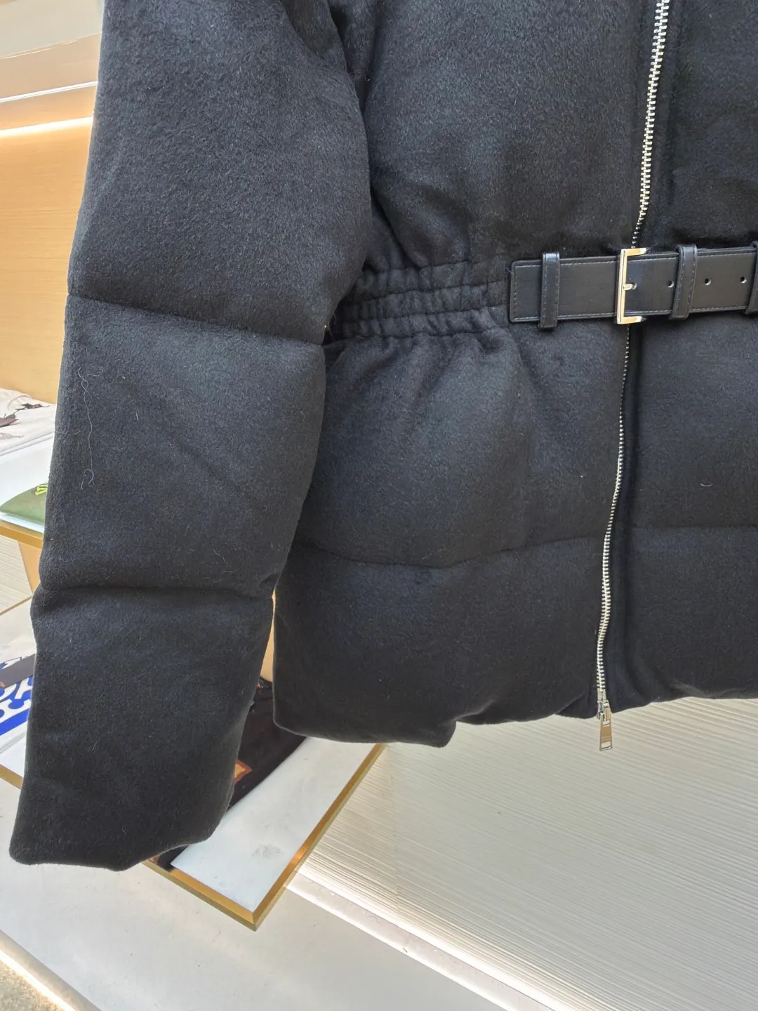 Prada Woolen Tunic Down Jacket [Women's Clothing] ●Original version: Purchased and developed in 18930 ●Item number: 1680801-E00 ●Fabric: flannel fabric ●Technology: Made on positioning cutting machine ●Version: fitted version ●Weight: about 1390 grams ●Size: S-M-L ●Description: Made of flannel fabric, which is soft and comfortable, with good warmth retention and first-class touch. It is made of high-quality wool or chemical fiber blended materials. After pre-treatment such as cleaning and carding, the material quality is ensured. The processed materials are spun and woven using imported textile machines. Weaved into flannel fabric, filled with national standard 90 down, it has excellent thermal performance. Professional sewing technology is used to ensure the style and quality of the down jacket. The finished product is washed, bleached, softened and other finishing processes, and finally quality inspection is carried out to ensure that it meets the original quality standards. The overall design is simple and elegant, classic and recognizable, meeting various dressing styles. The cutting process focuses on precision and detail. According to the design drawing, the cutter will use professional cutting tools to cut the fabric into individual components according to the size requirements. During the cutting process, special attention will be paid to the shape and size of the large lapel to ensure that it meets the design requirements. Sewing: The sewing process uses advanced sewing technology and equipment to ensure that each component is stitched smoothly and firmly. Down filling: Down filling is one of the key steps in making down jackets. Down jackets are filled with high-quality down, which has been rigorously screened and cleaned to ensure no odor or impurities. During the down filling process, down will be evenly filled into each component according to the design requirements to ensure the thermal insulation performance of the down jacket. Ironing and quality inspection: The ironing process will make the down jacket smoother and crisper. The quality inspection process will carefully check every detail of the down jacket to ensure that the product meets quality standards. The overall wiring is straight and delicate, the fabric is comfortable and soft, and the color is consistent without color difference. It can be matched with the same style to create a fashionable look and control various occasions. Customized accessories, complete with three standards, same style for men and women!