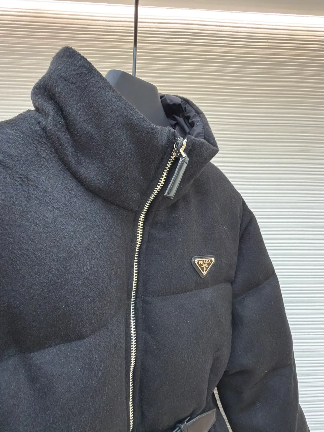 Prada Woolen Tunic Down Jacket [Women's Clothing] ●Original version: Purchased and developed in 18930 ●Item number: 1680801-E00 ●Fabric: flannel fabric ●Technology: Made on positioning cutting machine ●Version: fitted version ●Weight: about 1390 grams ●Size: S-M-L ●Description: Made of flannel fabric, which is soft and comfortable, with good warmth retention and first-class touch. It is made of high-quality wool or chemical fiber blended materials. After pre-treatment such as cleaning and carding, the material quality is ensured. The processed materials are spun and woven using imported textile machines. Weaved into flannel fabric, filled with national standard 90 down, it has excellent thermal performance. Professional sewing technology is used to ensure the style and quality of the down jacket. The finished product is washed, bleached, softened and other finishing processes, and finally quality inspection is carried out to ensure that it meets the original quality standards. The overall design is simple and elegant, classic and recognizable, meeting various dressing styles. The cutting process focuses on precision and detail. According to the design drawing, the cutter will use professional cutting tools to cut the fabric into individual components according to the size requirements. During the cutting process, special attention will be paid to the shape and size of the large lapel to ensure that it meets the design requirements. Sewing: The sewing process uses advanced sewing technology and equipment to ensure that each component is stitched smoothly and firmly. Down filling: Down filling is one of the key steps in making down jackets. Down jackets are filled with high-quality down, which has been rigorously screened and cleaned to ensure no odor or impurities. During the down filling process, down will be evenly filled into each component according to the design requirements to ensure the thermal insulation performance of the down jacket. Ironing and quality inspection: The ironing process will make the down jacket smoother and crisper. The quality inspection process will carefully check every detail of the down jacket to ensure that the product meets quality standards. The overall wiring is straight and delicate, the fabric is comfortable and soft, and the color is consistent without color difference. It can be matched with the same style to create a fashionable look and control various occasions. Customized accessories, complete with three standards, same style for men and women!