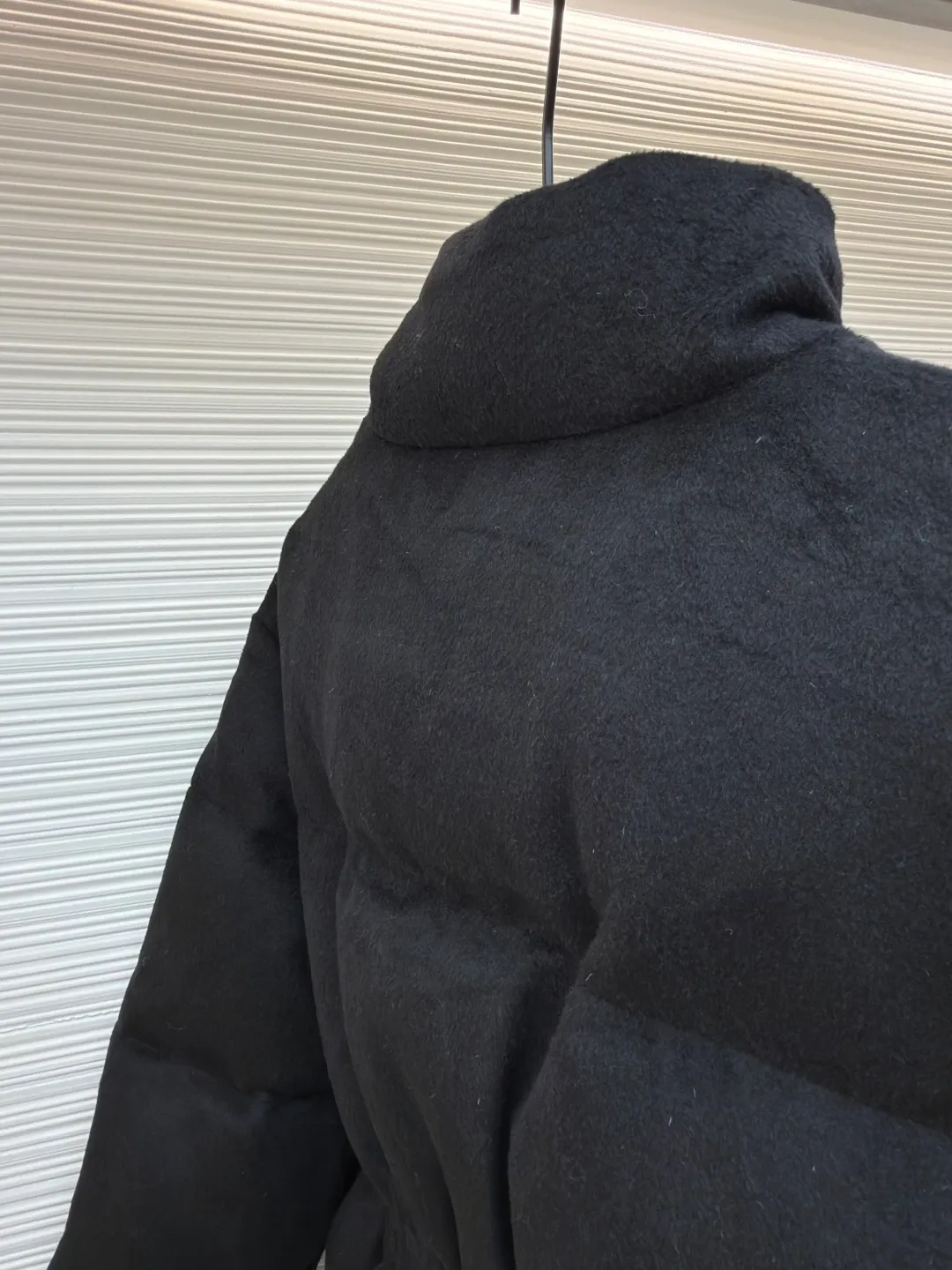 Prada Woolen Tunic Down Jacket [Women's Clothing] ●Original version: Purchased and developed in 18930 ●Item number: 1680801-E00 ●Fabric: flannel fabric ●Technology: Made on positioning cutting machine ●Version: fitted version ●Weight: about 1390 grams ●Size: S-M-L ●Description: Made of flannel fabric, which is soft and comfortable, with good warmth retention and first-class touch. It is made of high-quality wool or chemical fiber blended materials. After pre-treatment such as cleaning and carding, the material quality is ensured. The processed materials are spun and woven using imported textile machines. Weaved into flannel fabric, filled with national standard 90 down, it has excellent thermal performance. Professional sewing technology is used to ensure the style and quality of the down jacket. The finished product is washed, bleached, softened and other finishing processes, and finally quality inspection is carried out to ensure that it meets the original quality standards. The overall design is simple and elegant, classic and recognizable, meeting various dressing styles. The cutting process focuses on precision and detail. According to the design drawing, the cutter will use professional cutting tools to cut the fabric into individual components according to the size requirements. During the cutting process, special attention will be paid to the shape and size of the large lapel to ensure that it meets the design requirements. Sewing: The sewing process uses advanced sewing technology and equipment to ensure that each component is stitched smoothly and firmly. Down filling: Down filling is one of the key steps in making down jackets. Down jackets are filled with high-quality down, which has been rigorously screened and cleaned to ensure no odor or impurities. During the down filling process, down will be evenly filled into each component according to the design requirements to ensure the thermal insulation performance of the down jacket. Ironing and quality inspection: The ironing process will make the down jacket smoother and crisper. The quality inspection process will carefully check every detail of the down jacket to ensure that the product meets quality standards. The overall wiring is straight and delicate, the fabric is comfortable and soft, and the color is consistent without color difference. It can be matched with the same style to create a fashionable look and control various occasions. Customized accessories, complete with three standards, same style for men and women!