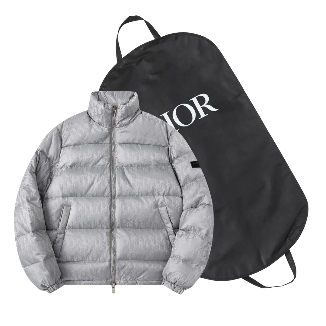 🅿️820 (with dust bag) Dior/Dior 23ss popular jacquard down jacket down jacket. It uses high-quality fabrics, always maintains a high-end and gorgeous design line, and has fine workmanship, symbolizing the highest spirit of French fashion culture. Counter version! The highest version on the market, GC quality is super good. Original hardware customization, jacquard craft fabric, goose down filling. Color: black/navy blue/grey Size: 44/46/48/50/52/54