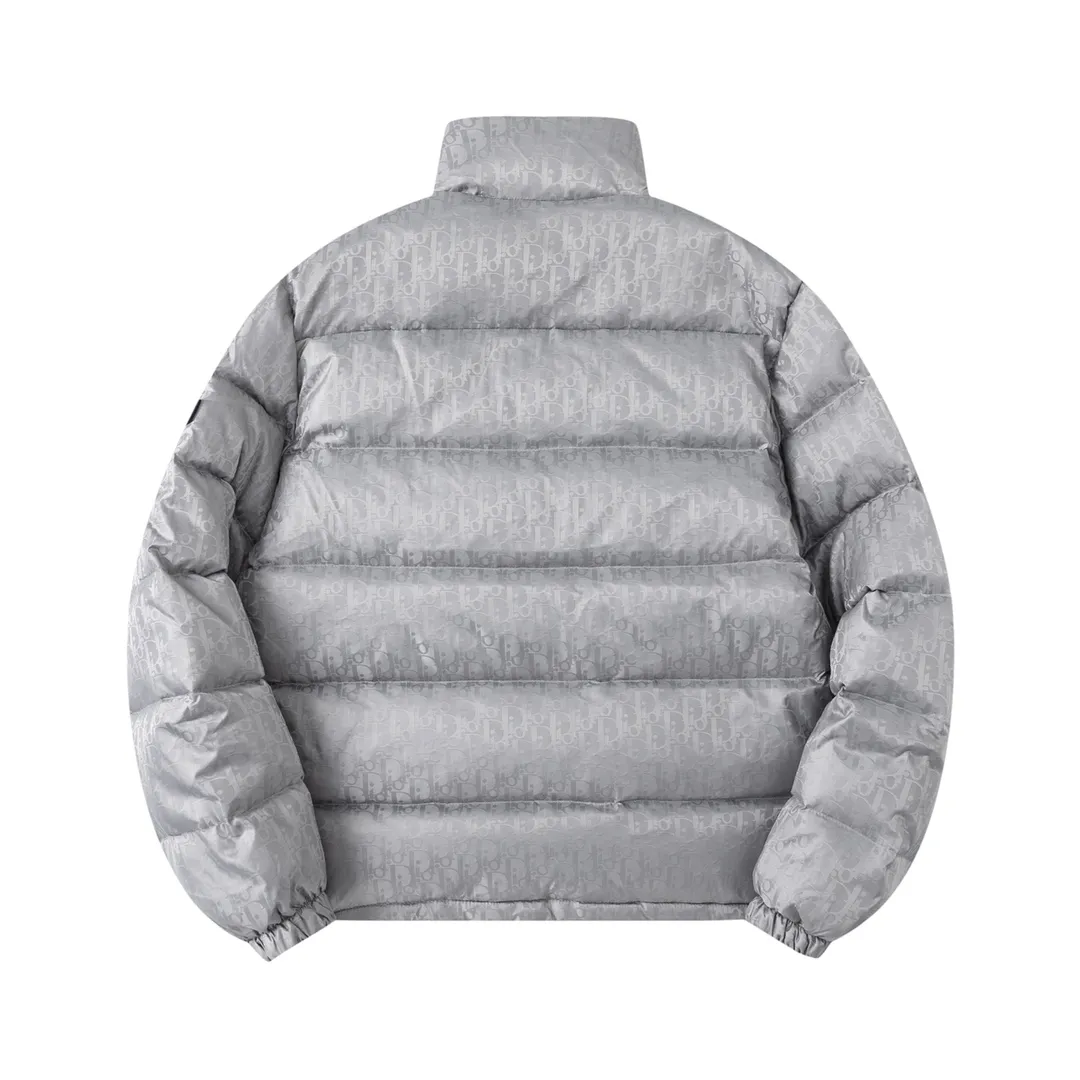 🅿️820 (with dust bag) Dior/Dior 23ss popular jacquard down jacket down jacket. It uses high-quality fabrics, always maintains a high-end and gorgeous design line, and has fine workmanship, symbolizing the highest spirit of French fashion culture. Counter version! The highest version on the market, GC quality is super good. Original hardware customization, jacquard craft fabric, goose down filling. Color: black/navy blue/grey Size: 44/46/48/50/52/54