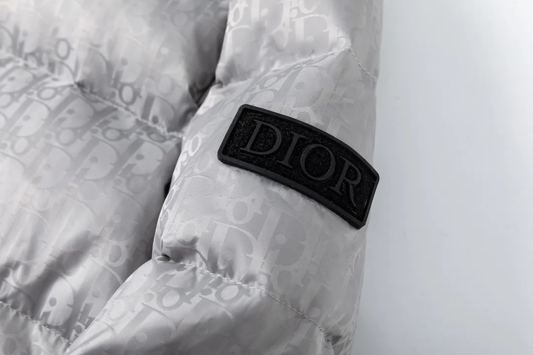 🅿️820 (with dust bag) Dior/Dior 23ss popular jacquard down jacket down jacket. It uses high-quality fabrics, always maintains a high-end and gorgeous design line, and has fine workmanship, symbolizing the highest spirit of French fashion culture. Counter version! The highest version on the market, GC quality is super good. Original hardware customization, jacquard craft fabric, goose down filling. Color: black/navy blue/grey Size: 44/46/48/50/52/54
