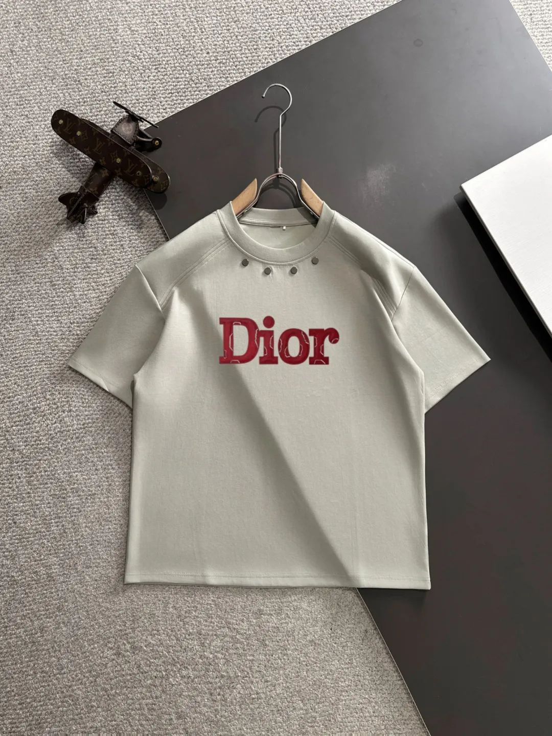 🅿️270 shipped next day Dior 2025 summer new style (top quality, differentiated currency) launches double yarn pure cotton fabric short sleeves, spring and summer catwalk style, personalized and exclusive style, same style for men and women, using imported custom-dyed fabrics, chain bottom back collar, fully shoulder-covering, no deformation or shrinkage when exposed to water, SIZE: M to 3XL