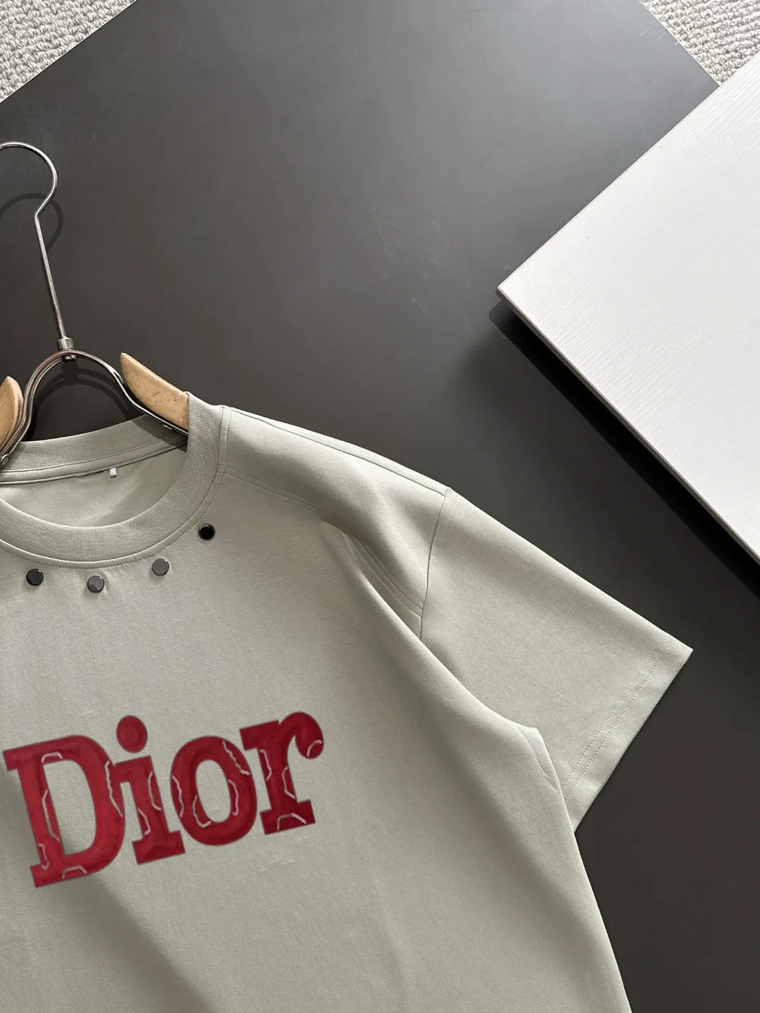 🅿️270 shipped next day Dior 2025 summer new style (top quality, differentiated currency) launches double yarn pure cotton fabric short sleeves, spring and summer catwalk style, personalized and exclusive style, same style for men and women, using imported custom-dyed fabrics, chain bottom back collar, fully shoulder-covering, no deformation or shrinkage when exposed to water, SIZE: M to 3XL