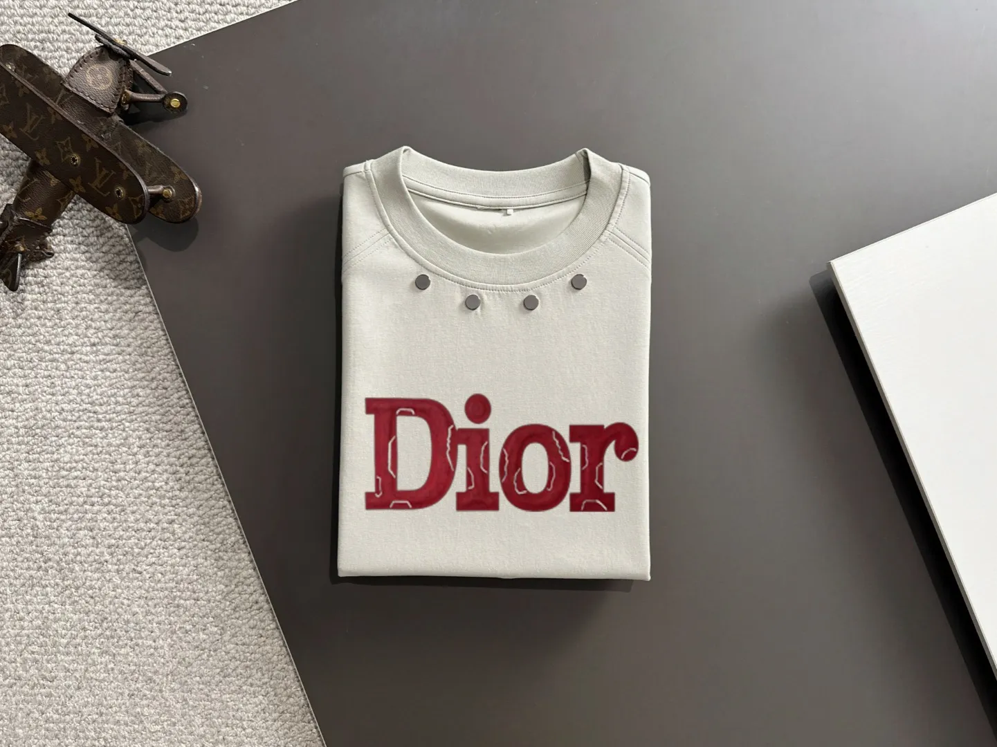 🅿️270 shipped next day Dior 2025 summer new style (top quality, differentiated currency) launches double yarn pure cotton fabric short sleeves, spring and summer catwalk style, personalized and exclusive style, same style for men and women, using imported custom-dyed fabrics, chain bottom back collar, fully shoulder-covering, no deformation or shrinkage when exposed to water, SIZE: M to 3XL