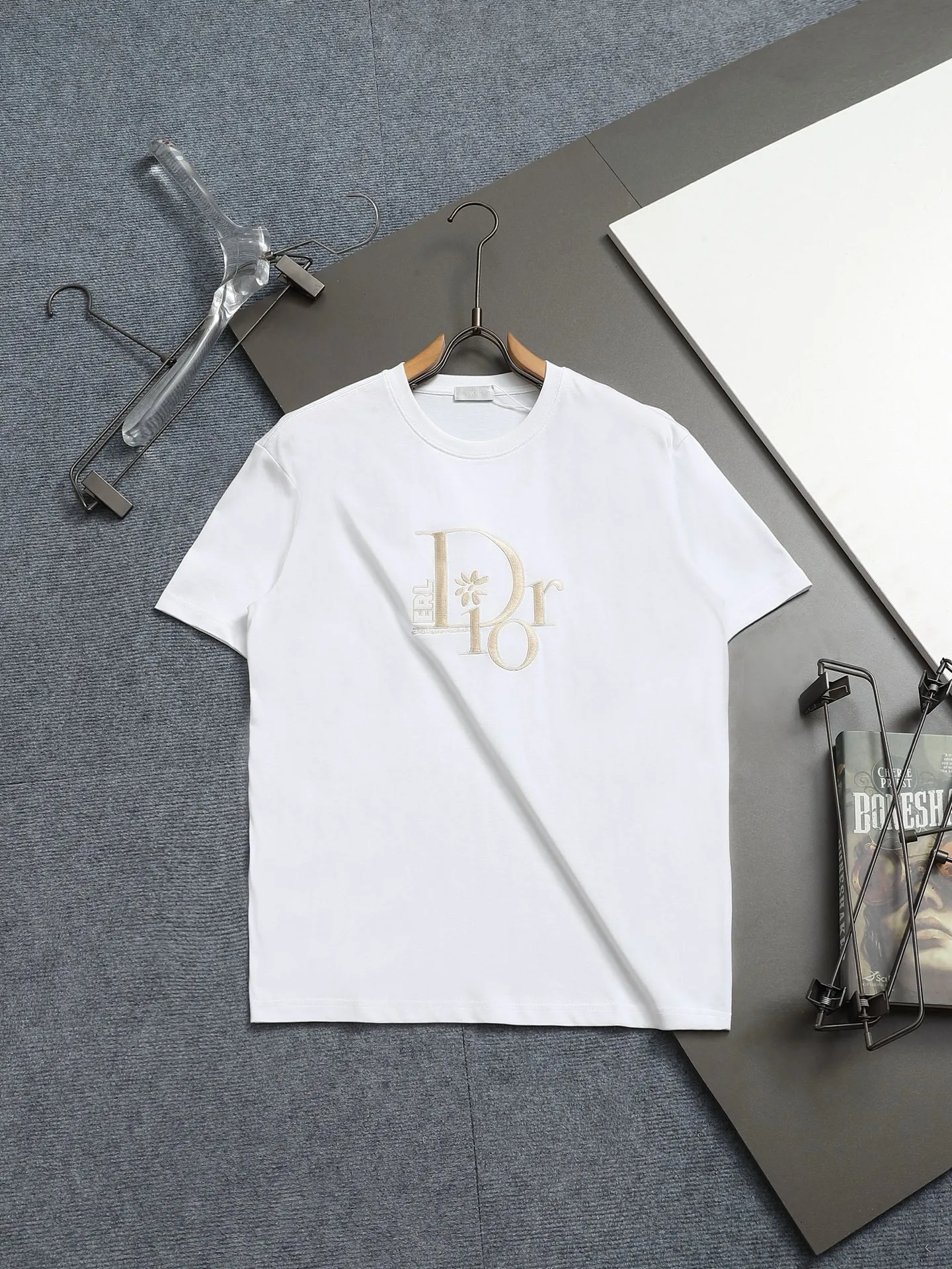 🅿️170 DIOR CD Floral letter Logo Seiko embroidery🪡 Exquisite upgrade, inspired by the 1980s retro Original fabric Official same style Customized 260 grams same vat dyed fabric Very comfortable to the touch Latest brick cabinet synchronization for spring and summer Fashionable and personalized Super versatile and good-looking one Very suitable for both men and women A must-have for everyone Hang tag Collar label Washed wheat Complete with three labels Color: Black White Size: XS~L