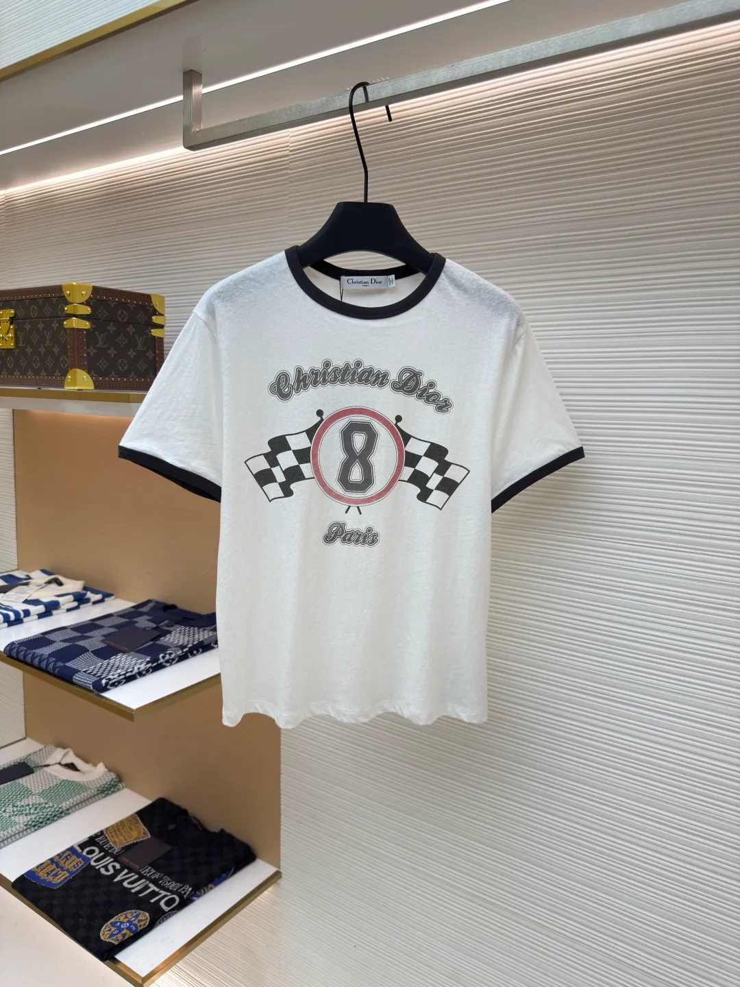 Dior printed letter T-shirt [Women's clothing] ●Authentic product: Purchased and developed by 5449 ●Item number: 1680484-X95 ●Fabric: pure cotton fabric ●Technology: printing production ●Version: fitted version ●Weight: about 140 grams ●Size: XS-S-M-L ●Description: Customized YB native cotton material Breathable and comfortable Full texture Regular short-sleeved T-shirt cut Highlights brand style Made of weight pure cotton Slightly stretchy, giving a slimming visual effect. Black threads are wrapped around the collar and cuffs to keep the tone coordinated. The iconic letter logo on the chest and black and white plaid racing elements are embellished. The brand's own simple and fashionable sense is immediately apparent. The color matching reduces age and creates a personalized style. It is stylish and stylish when worn alone. The overall wiring is straight and delicate, the fabric is comfortable and soft, and the color is consistent without color difference. It can be matched with the same style to create a fashionable look and control various occasions. Customized accessories, complete with three standards, same style for men and women!