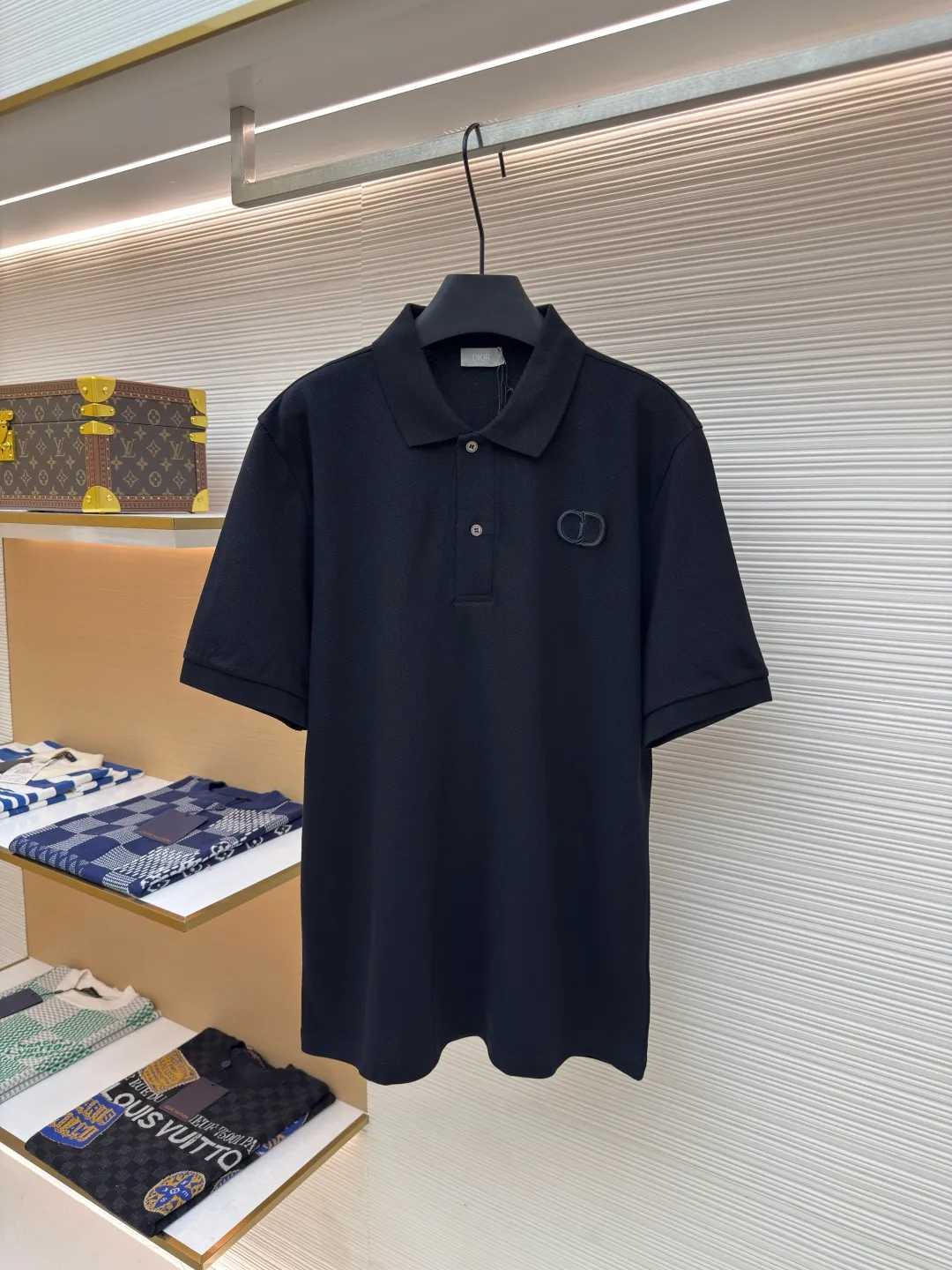 DIOR CD letter embroidered Polo shirt ●Authentic product: purchased and developed for 3999 ●Item number: 1680440-A35 ●Fabric: pure cotton fabric ●Technology: embroidery process ●Type: fitted version ●Weight: about 300 grams ●Size: XS-S-M-L ●Description: Color is custom-woven and dyed, "CD" design on the chest. A perfect fashionable and trendy item! The oversize version is very slimming and can be worn with a T-skirt or shorts. Who wouldn’t love it? The texture of the customized fabric is super versatile and can be worn in all seasons. The overall routing is straight and delicate, the fabric is comfortable and soft, and the color is consistent with no color difference. It can be matched with the same style to create a fashionable look and control various occasions. Customized accessories, complete with three labels, same style for men and women!