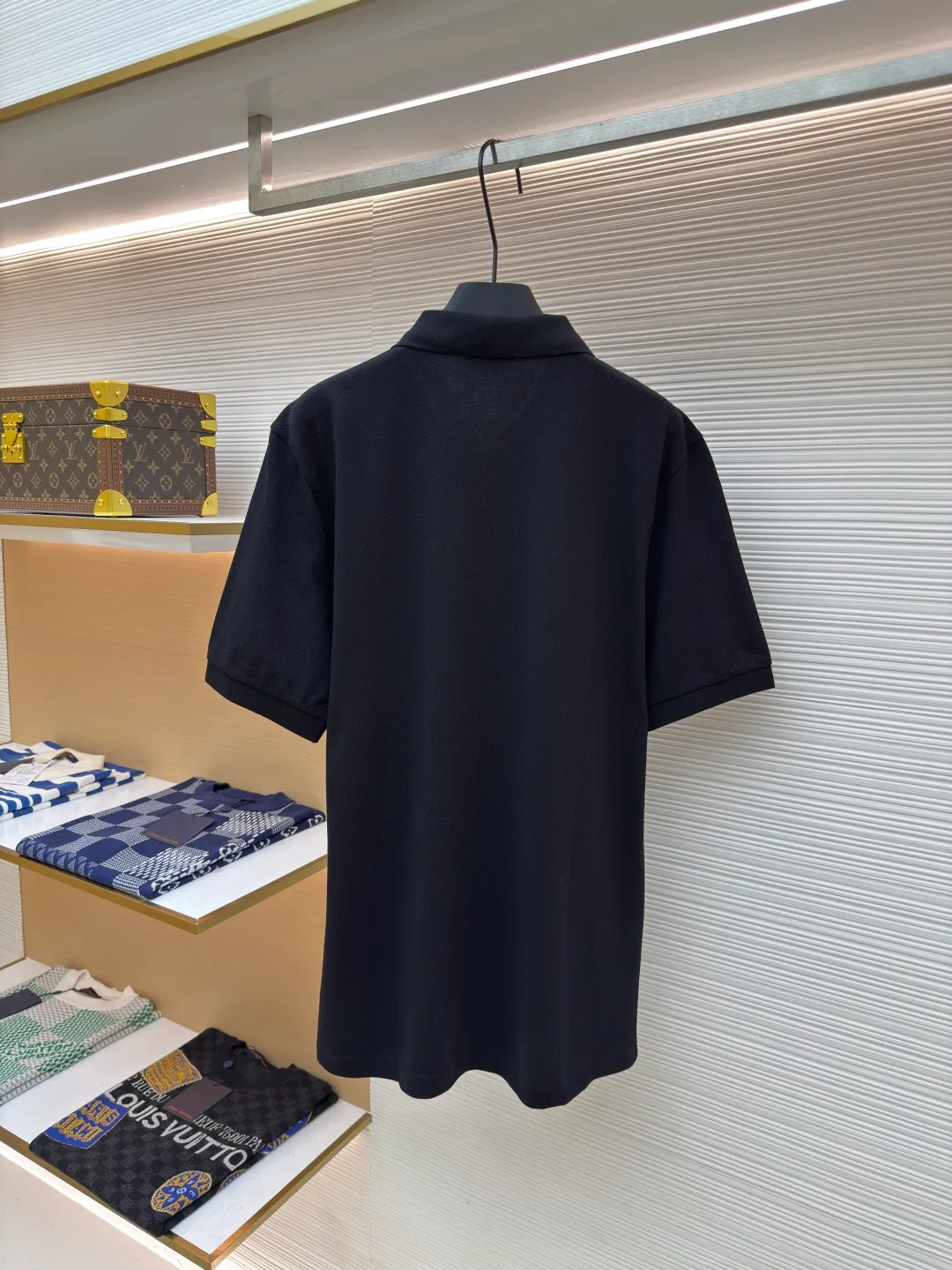 DIOR CD letter embroidered Polo shirt ●Authentic product: purchased and developed for 3999 ●Item number: 1680440-A35 ●Fabric: pure cotton fabric ●Technology: embroidery process ●Type: fitted version ●Weight: about 300 grams ●Size: XS-S-M-L ●Description: Color is custom-woven and dyed, "CD" design on the chest. A perfect fashionable and trendy item! The oversize version is very slimming and can be worn with a T-skirt or shorts. Who wouldn’t love it? The texture of the customized fabric is super versatile and can be worn in all seasons. The overall routing is straight and delicate, the fabric is comfortable and soft, and the color is consistent with no color difference. It can be matched with the same style to create a fashionable look and control various occasions. Customized accessories, complete with three labels, same style for men and women!