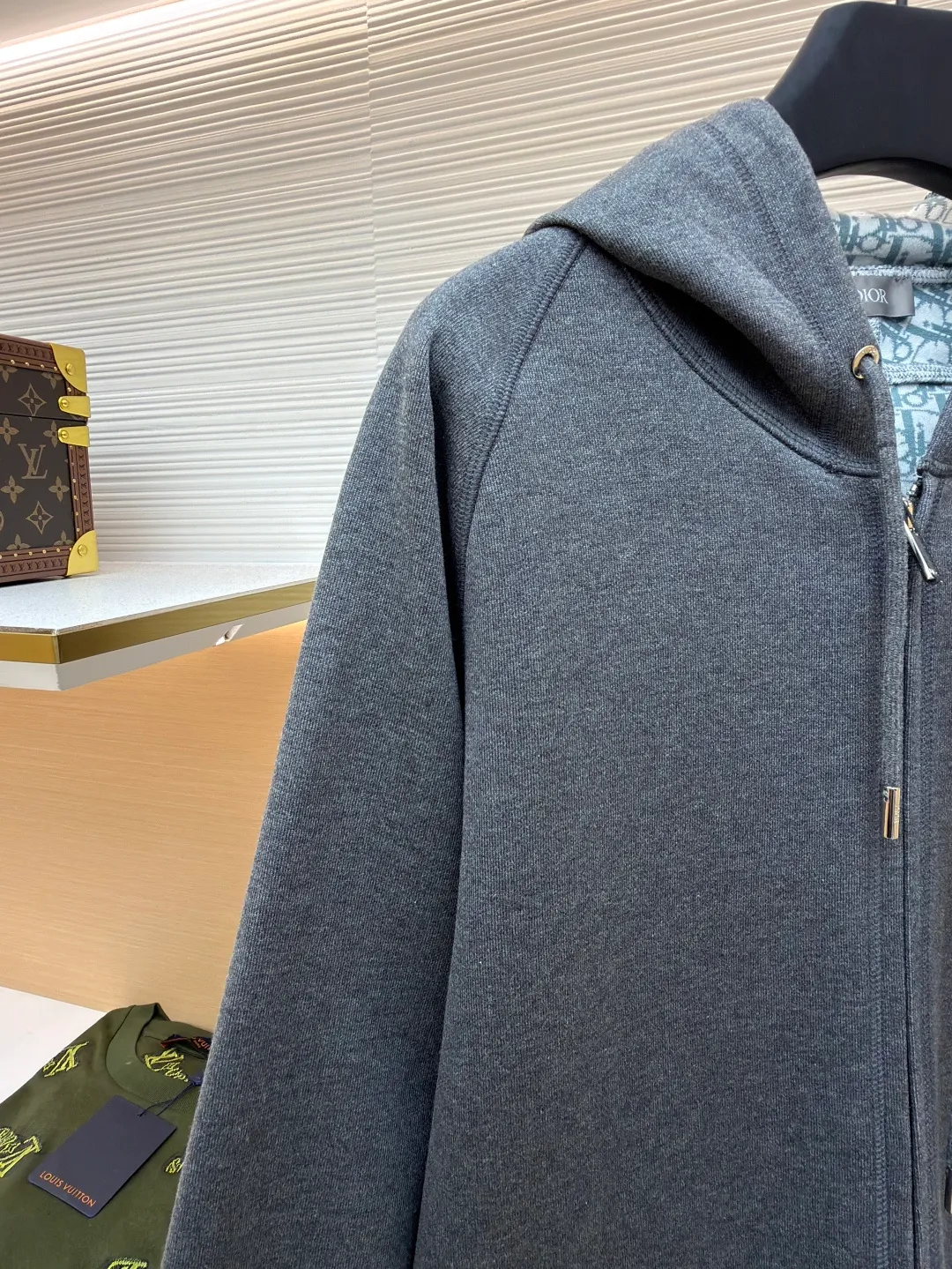 Dior presbyopic wool cashmere hooded cardigan jacket ●Original version: purchased and developed for 17500 ●Item number: 1680899-C00 ●Fabric: wool cashmere fabric ●Technology: Jacquard texture production ●Version: fitted version ●Weight: about 955 grams ●Size: S-M-L-XL ●Description: The fabric is made of cashmere fabric, containing 50% wool and pure cotton, with original hemming inside, jacquard letters, integrated design. One side has a solid color logo, and the spliced side has a classic presbyopia. It can be worn on both sides to change the style at any time. Customized imported velvet imported machine weaving, the material is conscientious and full of high-end texture. It is comfortable to wear and skin-friendly. It is made by a large factory and has perfect details and texture. The fabric is made of imported cashmere yarn. New product for early autumn! Hot style return! New version of dropped shoulder design High-grade navy blue presbyopic logo zipper cashmere jacket. Reversible. The letter jacquard texture on the back is luxurious and handsome. The hooded design is fashionable and advanced. The classic version does not make people look slimmer. Highly recommended! The overall wiring is straight and delicate, the fabric is comfortable and soft, and the color is consistent without color difference. It can be matched with the same style to create a fashionable look and control various occasions. Customized accessories, complete with three standards, same style for men and women!