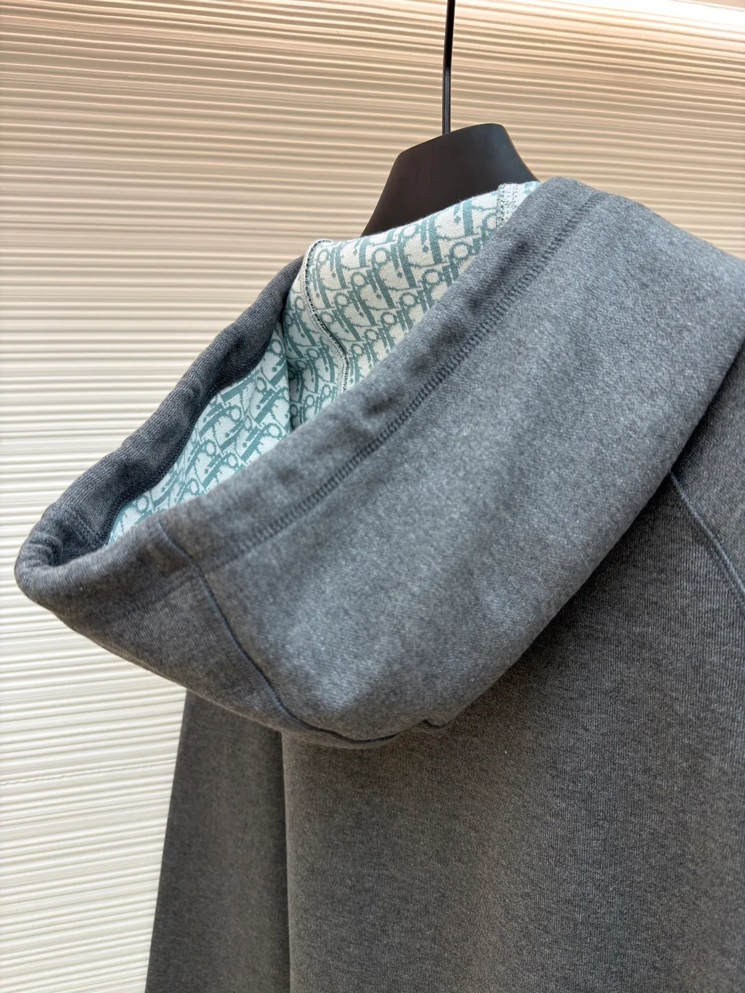 Dior presbyopic wool cashmere hooded cardigan jacket ●Original version: purchased and developed for 17500 ●Item number: 1680899-C00 ●Fabric: wool cashmere fabric ●Technology: Jacquard texture production ●Version: fitted version ●Weight: about 955 grams ●Size: S-M-L-XL ●Description: The fabric is made of cashmere fabric, containing 50% wool and pure cotton, with original hemming inside, jacquard letters, integrated design. One side has a solid color logo, and the spliced side has a classic presbyopia. It can be worn on both sides to change the style at any time. Customized imported velvet imported machine weaving, the material is conscientious and full of high-end texture. It is comfortable to wear and skin-friendly. It is made by a large factory and has perfect details and texture. The fabric is made of imported cashmere yarn. New product for early autumn! Hot style return! New version of dropped shoulder design High-grade navy blue presbyopic logo zipper cashmere jacket. Reversible. The letter jacquard texture on the back is luxurious and handsome. The hooded design is fashionable and advanced. The classic version does not make people look slimmer. Highly recommended! The overall wiring is straight and delicate, the fabric is comfortable and soft, and the color is consistent without color difference. It can be matched with the same style to create a fashionable look and control various occasions. Customized accessories, complete with three standards, same style for men and women!