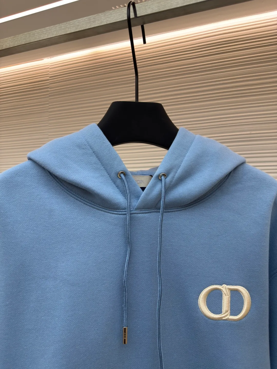 DIOR logo embroidered long-sleeved hoodie ●Authentic product: purchased and developed by 4054 ●Item number: 1680346-A85 ●Fabric: pure cotton fabric ●Technology: embroidery production ●Version: loose fit ●Weight: about 750 grams ●Size: S-M-L-XL ●Description: Made of customized cotton fabric, with classic high-density logo embroidery on the chest and velvet design on the inside. It can be matched with bottoms of the same season to create a fashionable look. It can be worn inside or outside to suit various occasions. Customized accessories, complete with three labels, same style for men and women!