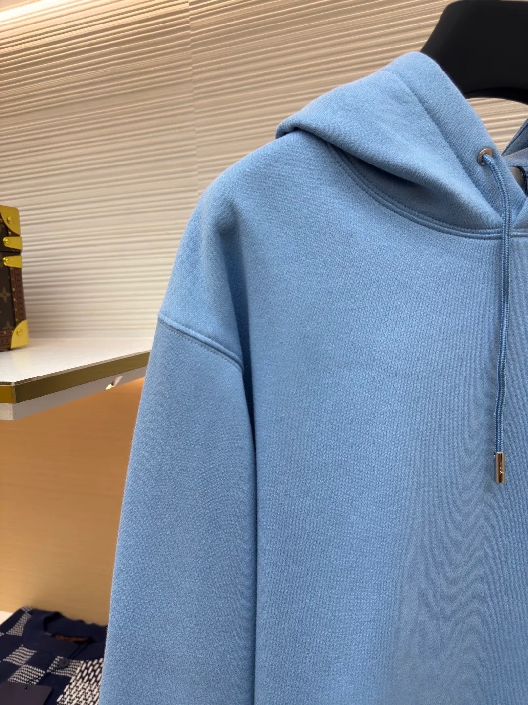 DIOR logo embroidered long-sleeved hoodie ●Authentic product: purchased and developed by 4054 ●Item number: 1680346-A85 ●Fabric: pure cotton fabric ●Technology: embroidery production ●Version: loose fit ●Weight: about 750 grams ●Size: S-M-L-XL ●Description: Made of customized cotton fabric, with classic high-density logo embroidery on the chest and velvet design on the inside. It can be matched with bottoms of the same season to create a fashionable look. It can be worn inside or outside to suit various occasions. Customized accessories, complete with three labels, same style for men and women!