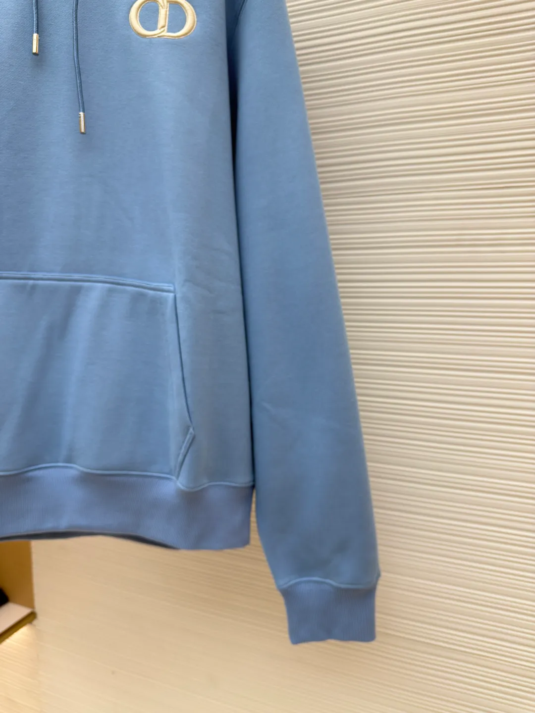 DIOR logo embroidered long-sleeved hoodie ●Authentic product: purchased and developed by 4054 ●Item number: 1680346-A85 ●Fabric: pure cotton fabric ●Technology: embroidery production ●Version: loose fit ●Weight: about 750 grams ●Size: S-M-L-XL ●Description: Made of customized cotton fabric, with classic high-density logo embroidery on the chest and velvet design on the inside. It can be matched with bottoms of the same season to create a fashionable look. It can be worn inside or outside to suit various occasions. Customized accessories, complete with three labels, same style for men and women!
