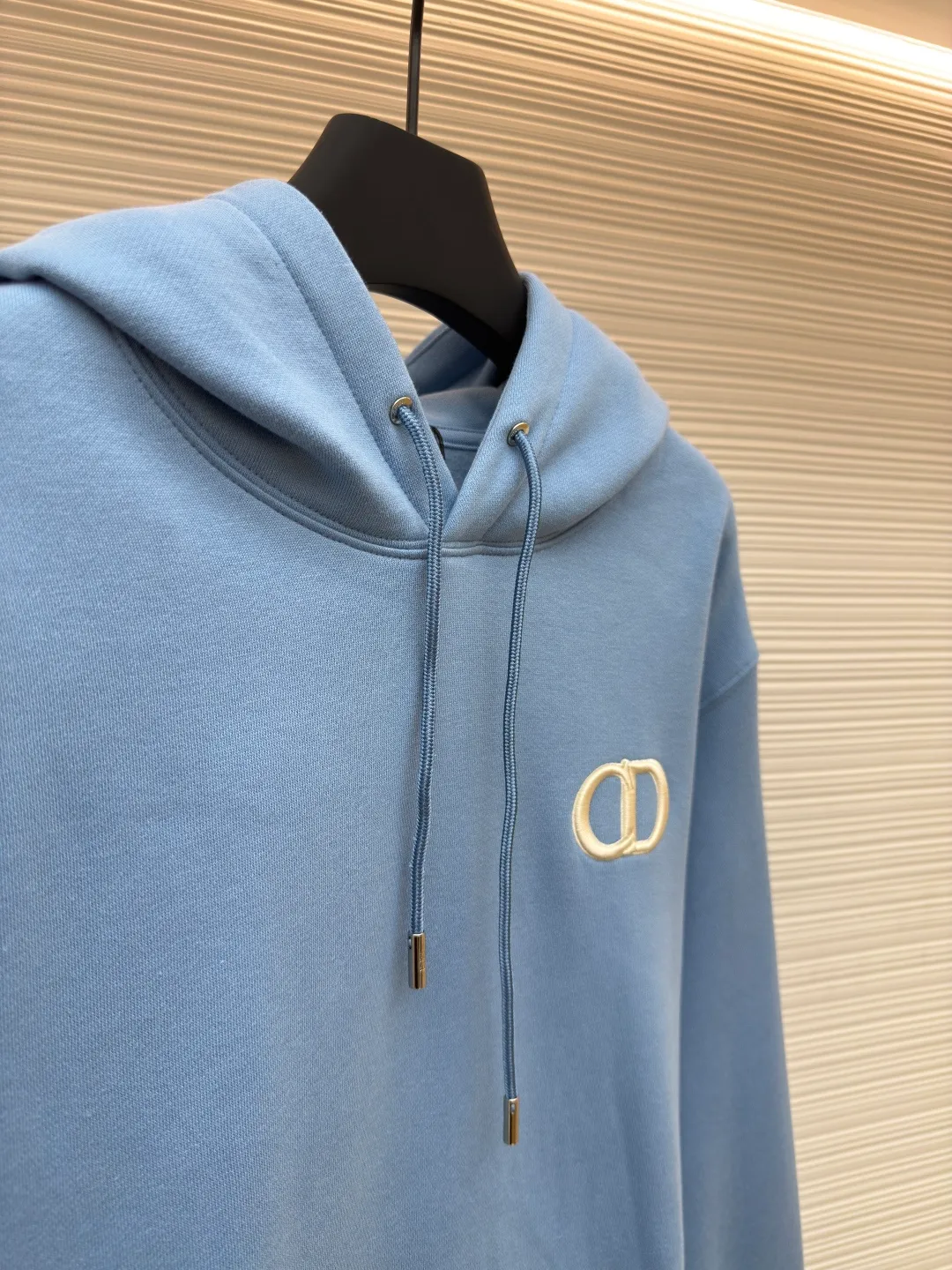 DIOR logo embroidered long-sleeved hoodie ●Authentic product: purchased and developed by 4054 ●Item number: 1680346-A85 ●Fabric: pure cotton fabric ●Technology: embroidery production ●Version: loose fit ●Weight: about 750 grams ●Size: S-M-L-XL ●Description: Made of customized cotton fabric, with classic high-density logo embroidery on the chest and velvet design on the inside. It can be matched with bottoms of the same season to create a fashionable look. It can be worn inside or outside to suit various occasions. Customized accessories, complete with three labels, same style for men and women!