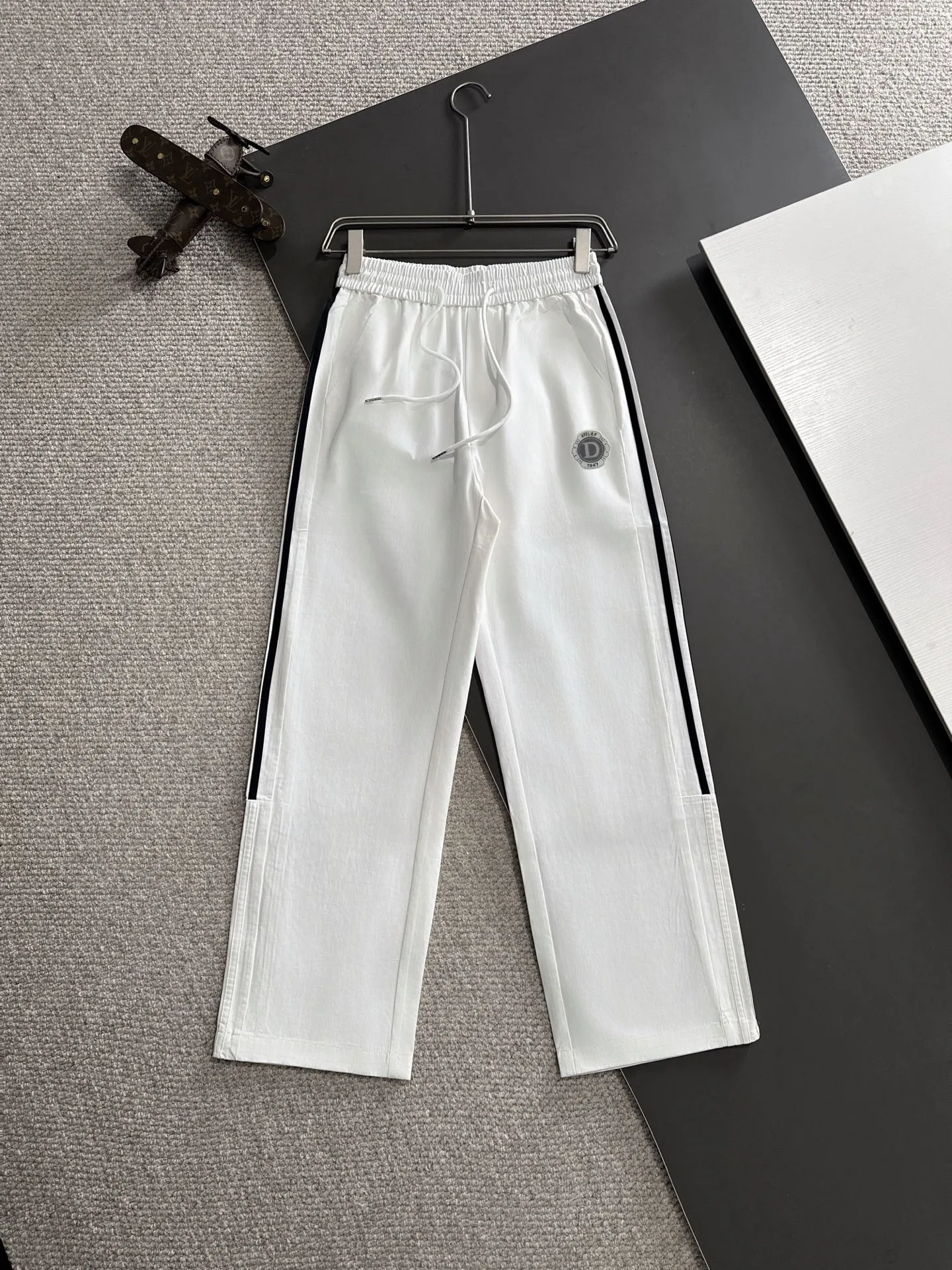 🅿️380 next day shipping Dior 2025 spring and summer new elastic band casual pants, thin counter custom fabrics, high breathability and comfort, impeccable details, brand element design concept, reflecting high quality. It feels delicate and soft! It presents a casual cut and the upper body shape is great! Size: M-4XL
