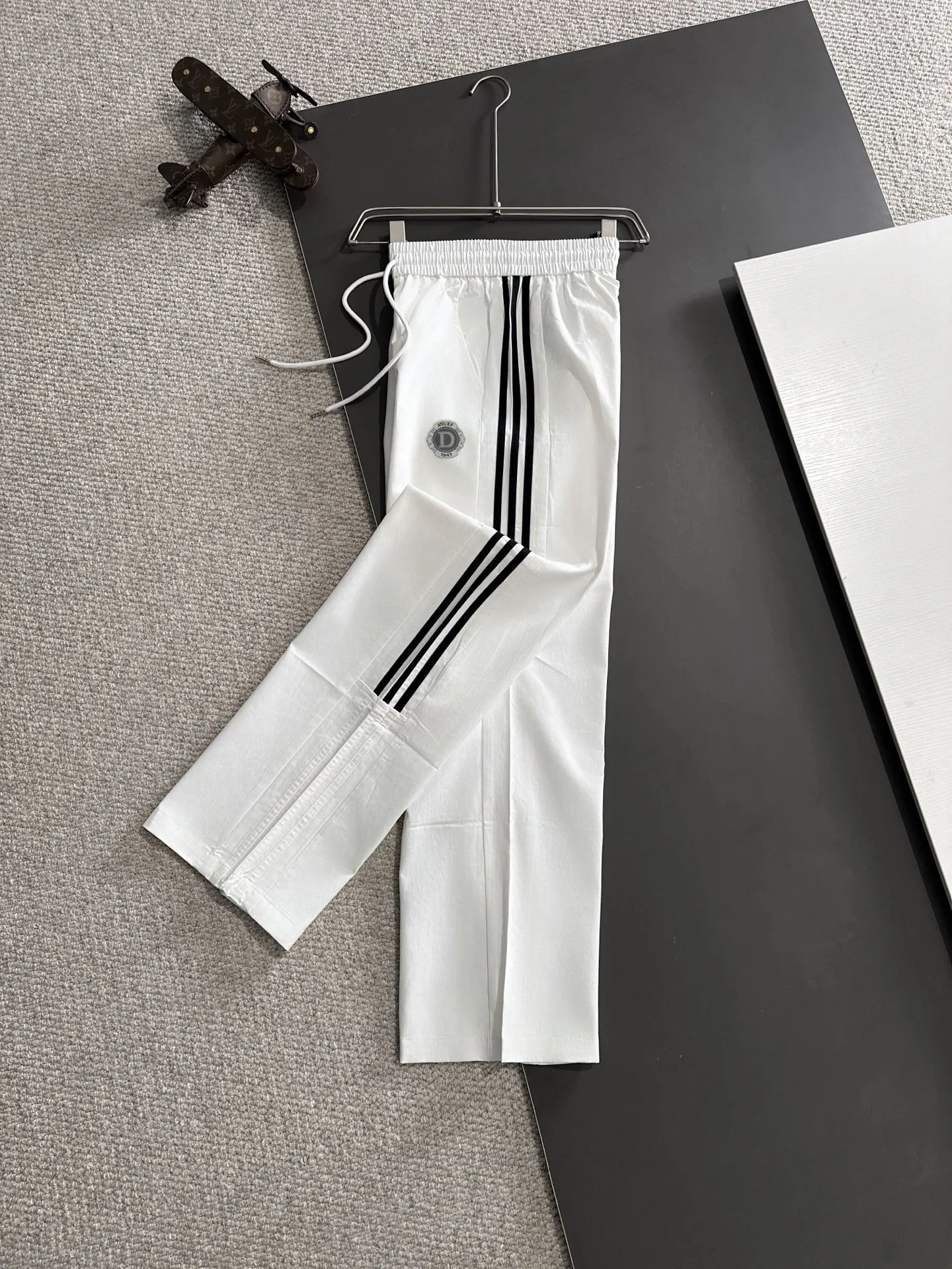 🅿️380 next day shipping Dior 2025 spring and summer new elastic band casual pants, thin counter custom fabrics, high breathability and comfort, impeccable details, brand element design concept, reflecting high quality. It feels delicate and soft! It presents a casual cut and the upper body shape is great! Size: M-4XL