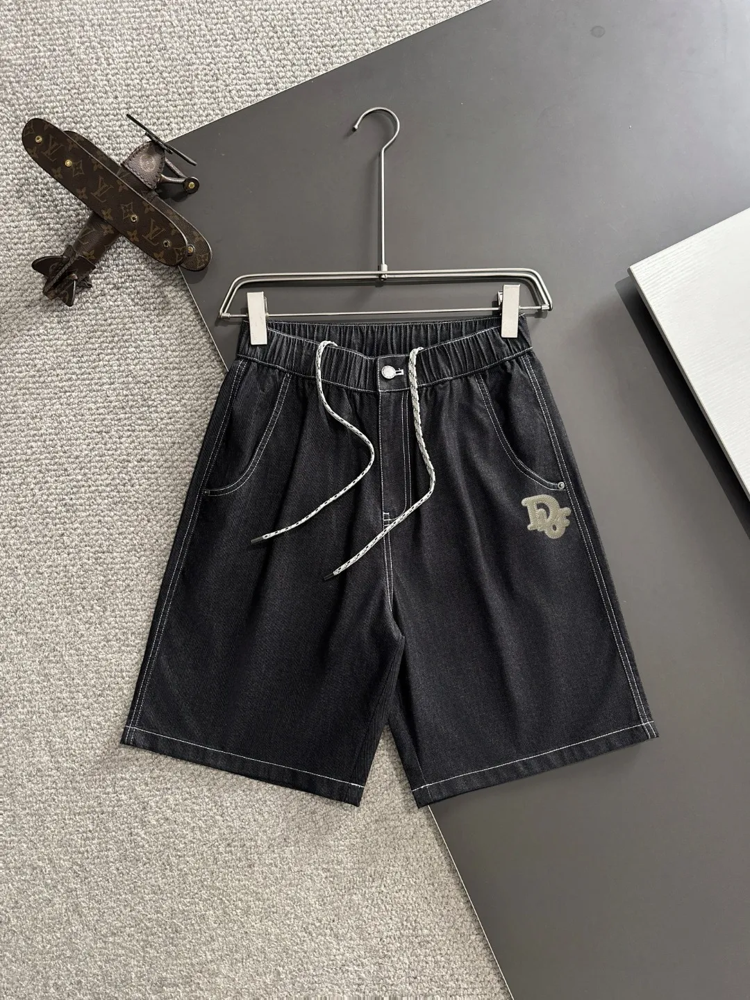🅿️330 shipped next day. High-quality DIOR/Dior 2025 spring and summer new high-definition elastic band casual solid color loose shorts. Made with machines imported from Italy. The hem of the trousers is hemmed with two needles. The stitching is fine and firm. The fabric is customized at the counter. It has high breathability and comfort. The details are impeccable. The brand element design concept reflects high quality. It feels delicate and soft! It presents a casual cut and the upper body shape is great! Size: S-XXL