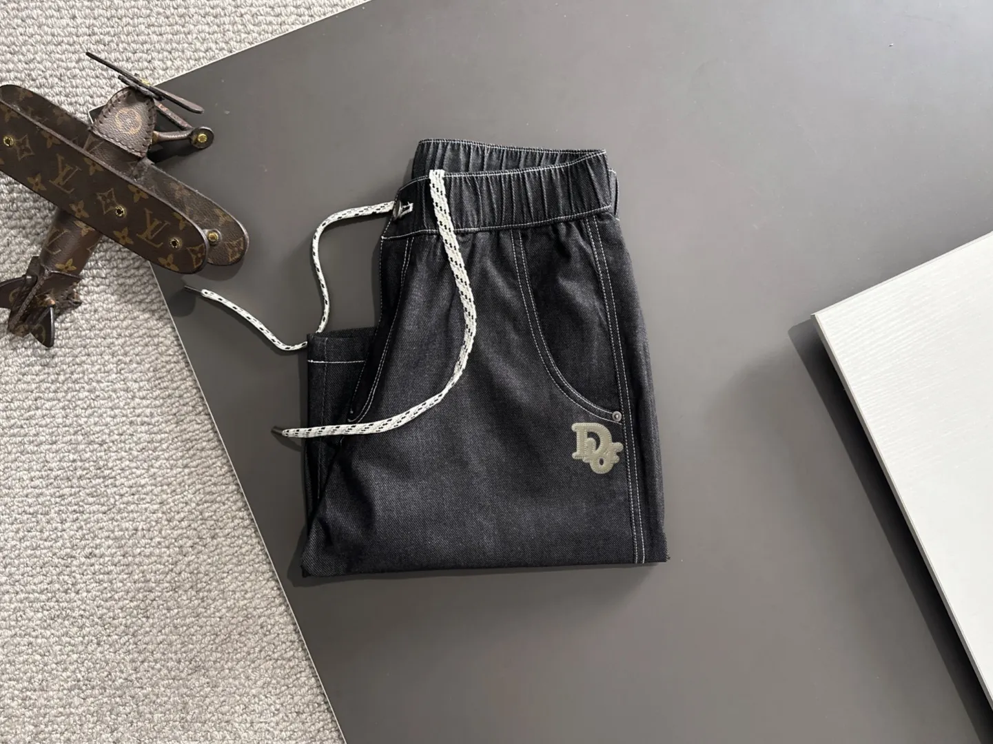 🅿️330 shipped next day. High-quality DIOR/Dior 2025 spring and summer new high-definition elastic band casual solid color loose shorts. Made with machines imported from Italy. The hem of the trousers is hemmed with two needles. The stitching is fine and firm. The fabric is customized at the counter. It has high breathability and comfort. The details are impeccable. The brand element design concept reflects high quality. It feels delicate and soft! It presents a casual cut and the upper body shape is great! Size: S-XXL
