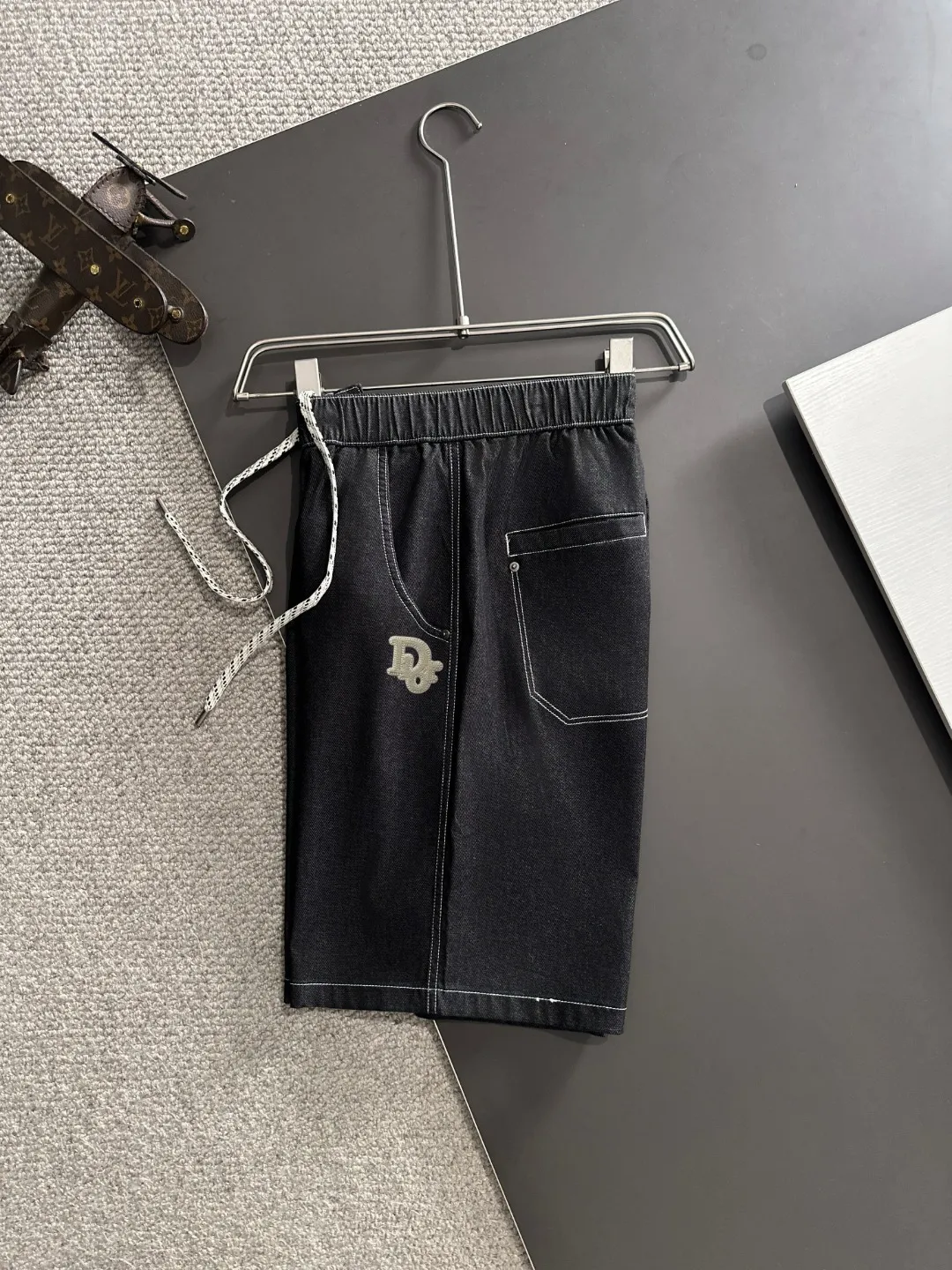 🅿️330 shipped next day. High-quality DIOR/Dior 2025 spring and summer new high-definition elastic band casual solid color loose shorts. Made with machines imported from Italy. The hem of the trousers is hemmed with two needles. The stitching is fine and firm. The fabric is customized at the counter. It has high breathability and comfort. The details are impeccable. The brand element design concept reflects high quality. It feels delicate and soft! It presents a casual cut and the upper body shape is great! Size: S-XXL