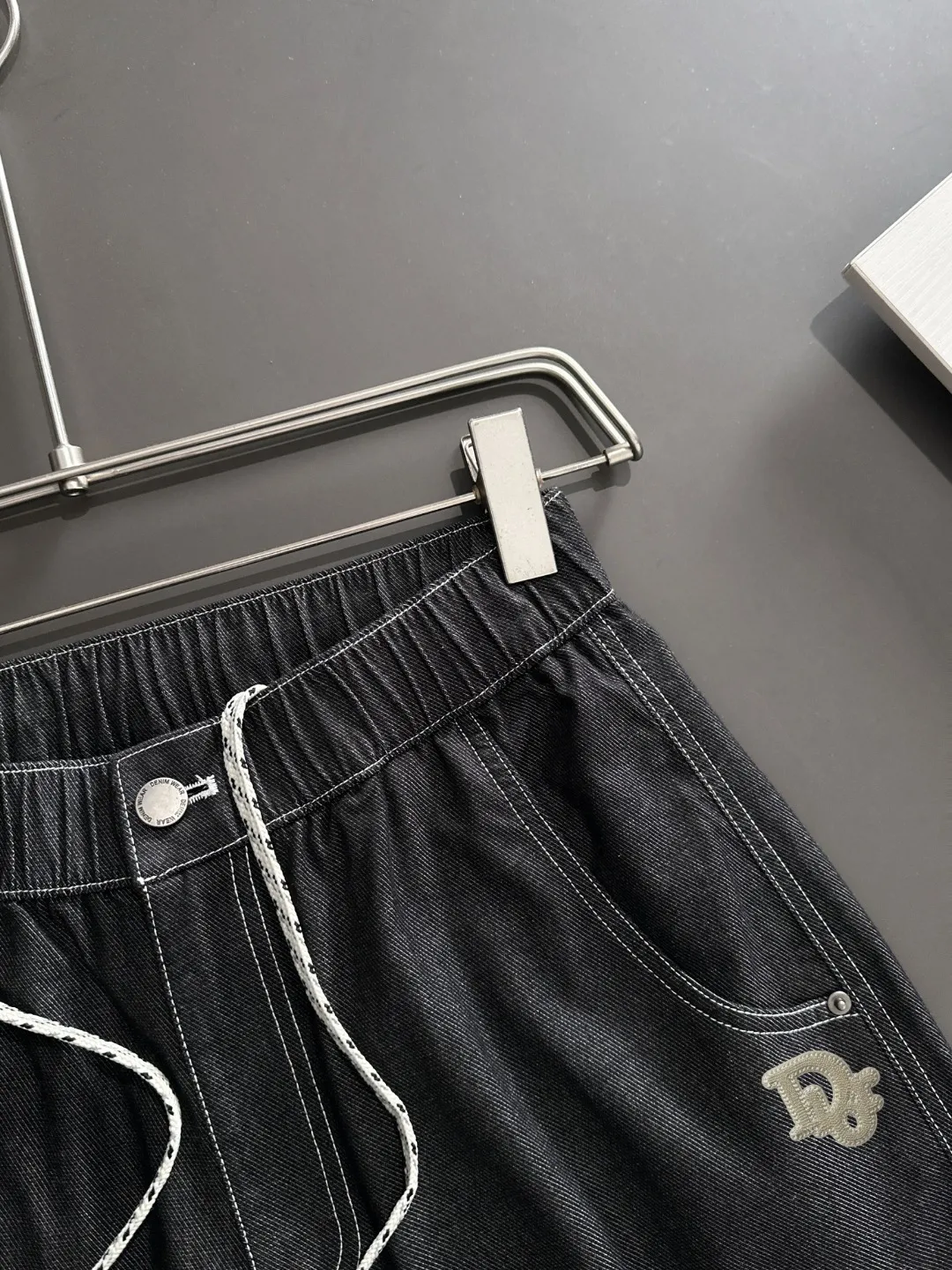 🅿️330 shipped next day. High-quality DIOR/Dior 2025 spring and summer new high-definition elastic band casual solid color loose shorts. Made with machines imported from Italy. The hem of the trousers is hemmed with two needles. The stitching is fine and firm. The fabric is customized at the counter. It has high breathability and comfort. The details are impeccable. The brand element design concept reflects high quality. It feels delicate and soft! It presents a casual cut and the upper body shape is great! Size: S-XXL