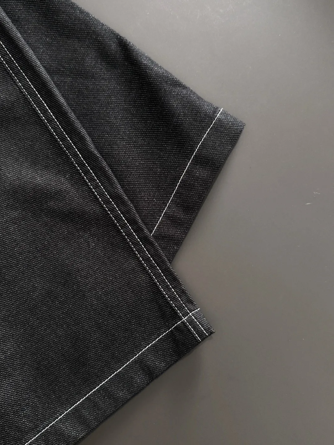 🅿️330 shipped next day. High-quality DIOR/Dior 2025 spring and summer new high-definition elastic band casual solid color loose shorts. Made with machines imported from Italy. The hem of the trousers is hemmed with two needles. The stitching is fine and firm. The fabric is customized at the counter. It has high breathability and comfort. The details are impeccable. The brand element design concept reflects high quality. It feels delicate and soft! It presents a casual cut and the upper body shape is great! Size: S-XXL