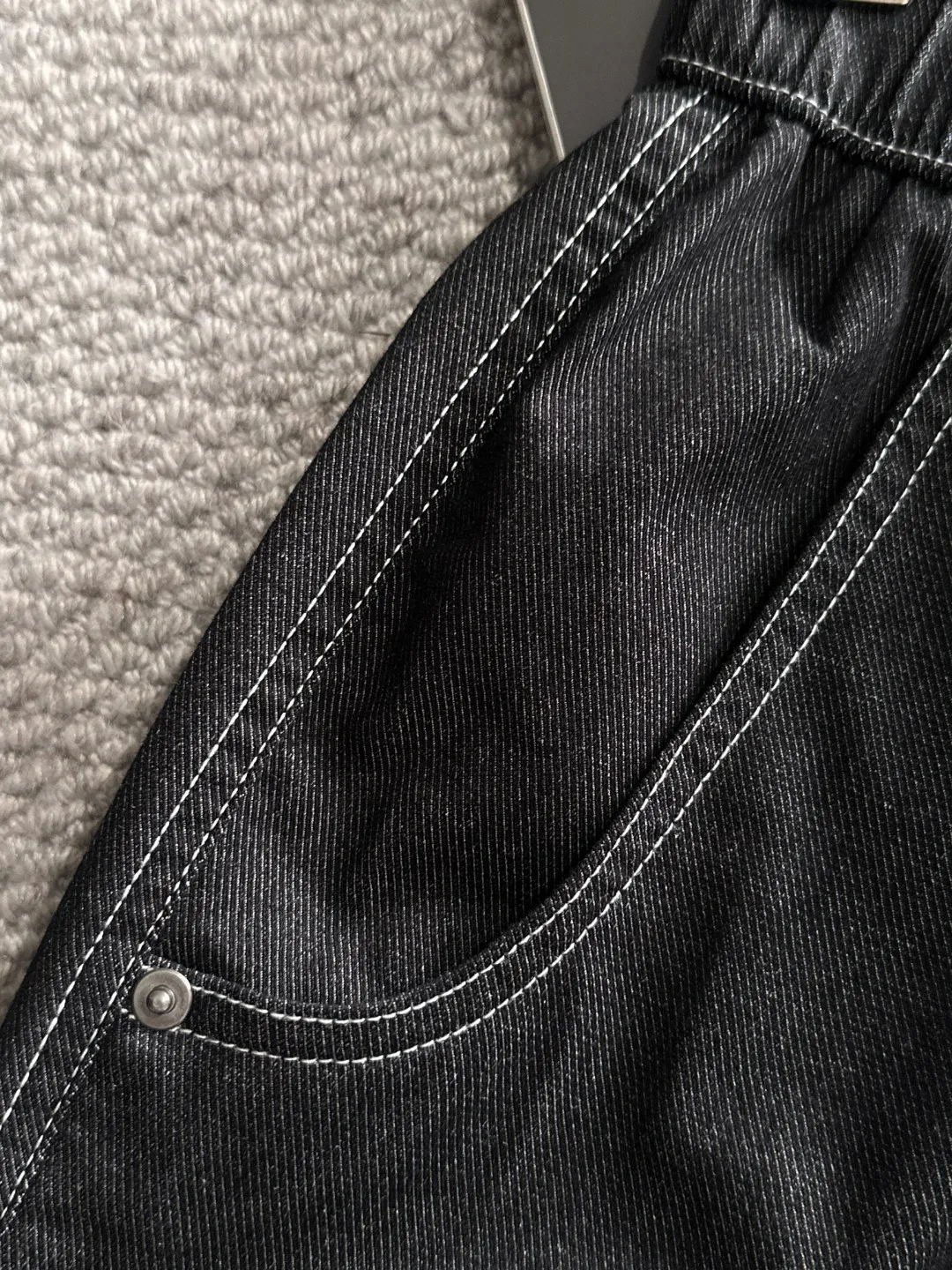 🅿️330 shipped next day. High-quality DIOR/Dior 2025 spring and summer new high-definition elastic band casual solid color loose shorts. Made with machines imported from Italy. The hem of the trousers is hemmed with two needles. The stitching is fine and firm. The fabric is customized at the counter. It has high breathability and comfort. The details are impeccable. The brand element design concept reflects high quality. It feels delicate and soft! It presents a casual cut and the upper body shape is great! Size: S-XXL