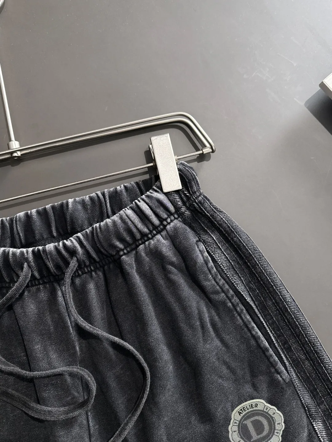 🅿️330 shipped next day, high-end goods DIOR/Dior 2025 spring and summer new elastic band casual solid color loose shorts, two needle stitches at the hem, fine and firm stitching, custom-made fabrics at the counter, high breathability and comfort, impeccable details, brand element design concept, reflecting high quality. It feels delicate and soft! It presents a casual cut and the upper body shape is great! Size: S-XXL