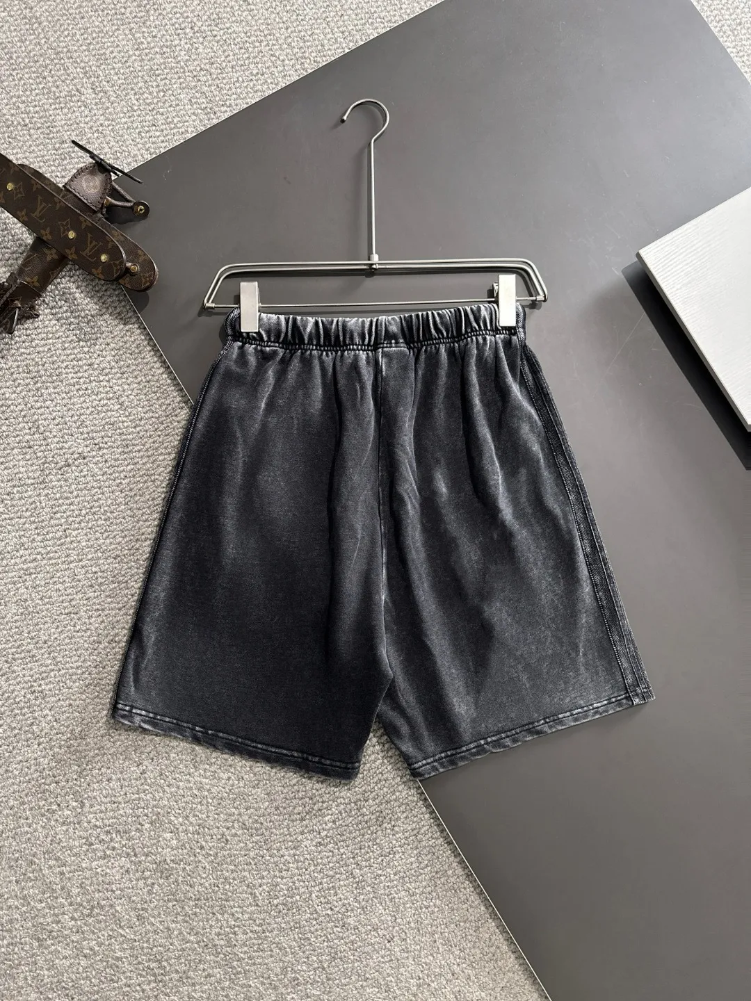 🅿️330 shipped next day, high-end goods DIOR/Dior 2025 spring and summer new elastic band casual solid color loose shorts, two needle stitches at the hem, fine and firm stitching, custom-made fabrics at the counter, high breathability and comfort, impeccable details, brand element design concept, reflecting high quality. It feels delicate and soft! It presents a casual cut and the upper body shape is great! Size: S-XXL