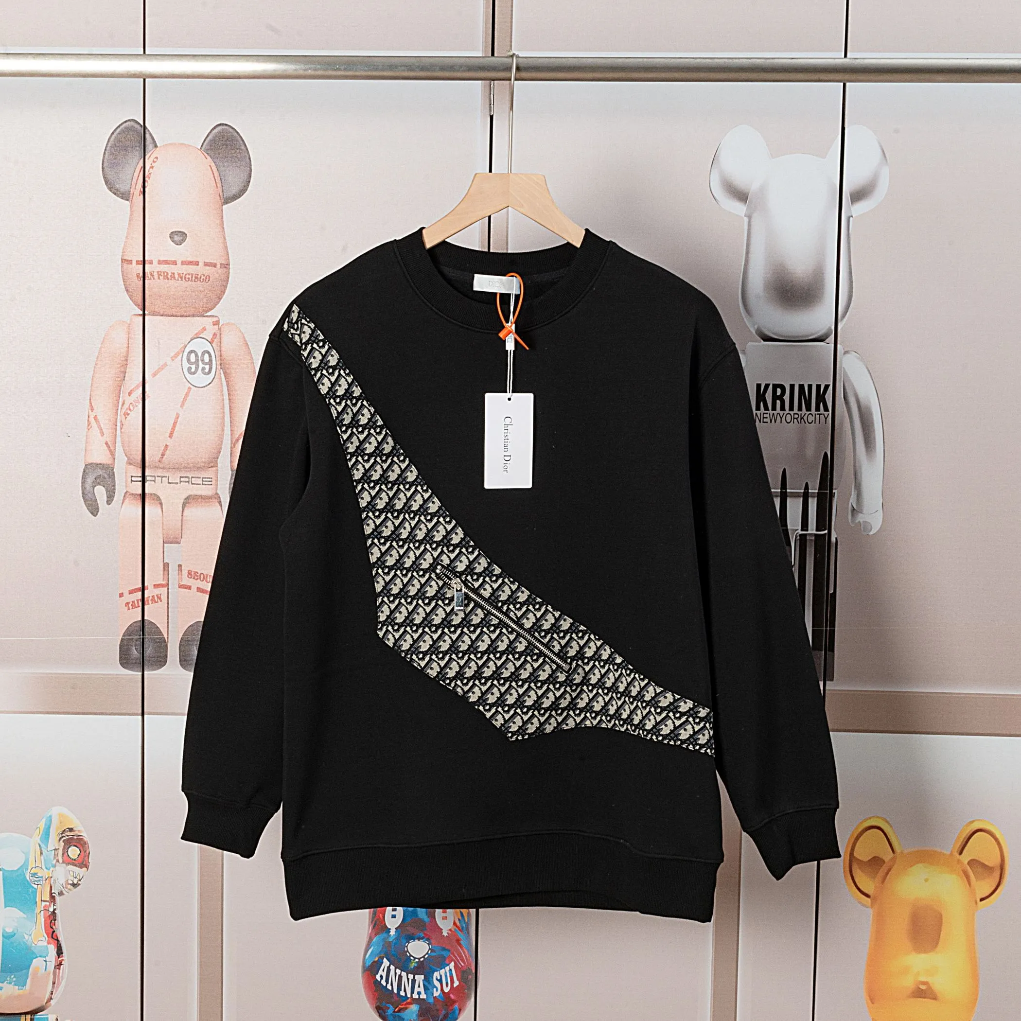 🅿️300 Dior DIOR's new cloth-coloured pocket sweatshirt, high quality🔥The front panel is decorated with cloth zipper pockets, and the fabric is compounded with Austrian velvet. The ribbing is specially customized. The fabric is comfortable and soft, restoring the trend brought by special craftsmanship, custom-made and dyed, complete with three standards. Non-market ordinary version. Compare at will. Quality is absolutely guaranteed. Same style for men and women. Color: Black White Size: S M L XL [Style No. A3332]