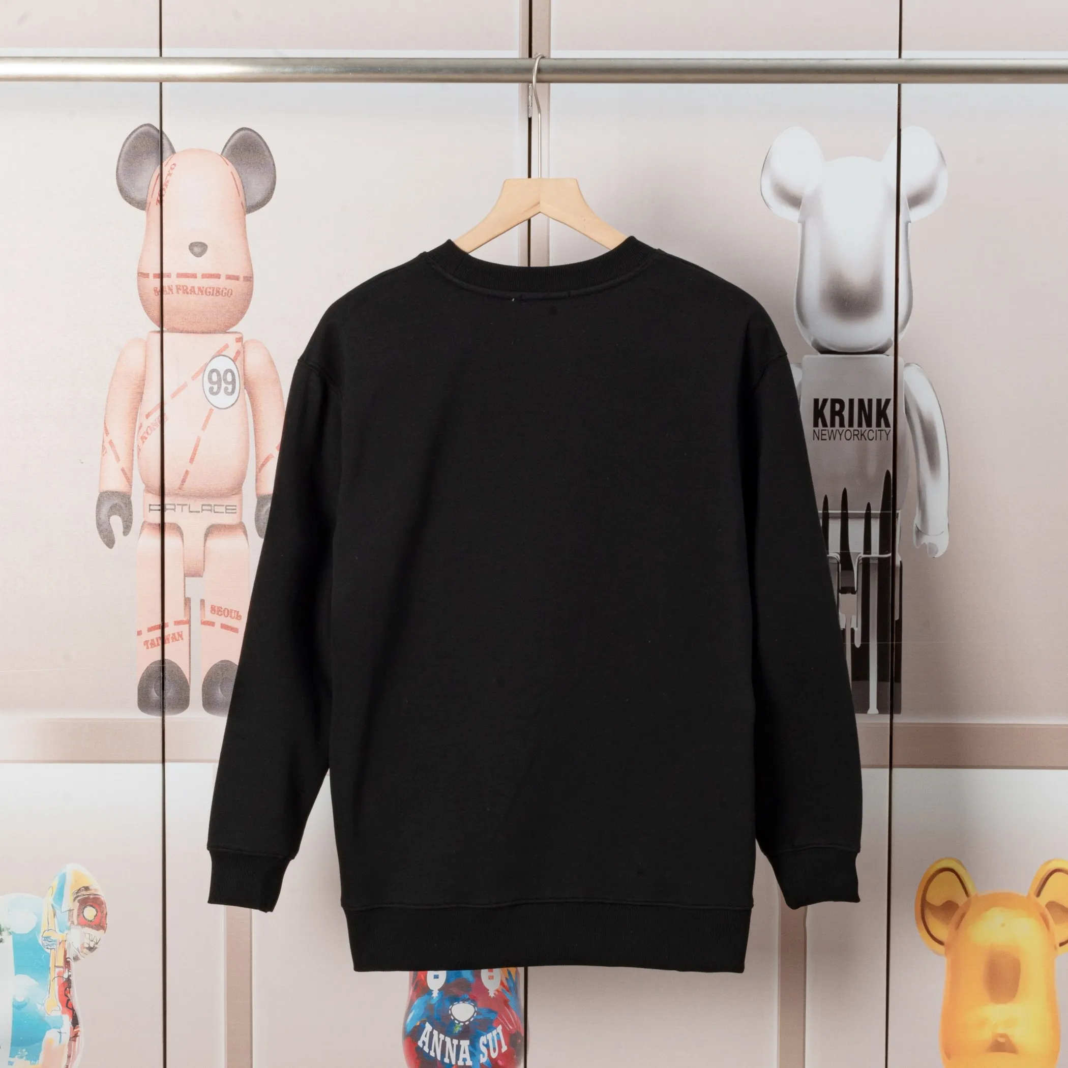 🅿️300 Dior DIOR's new cloth-coloured pocket sweatshirt, high quality🔥The front panel is decorated with cloth zipper pockets, and the fabric is compounded with Austrian velvet. The ribbing is specially customized. The fabric is comfortable and soft, restoring the trend brought by special craftsmanship, custom-made and dyed, complete with three standards. Non-market ordinary version. Compare at will. Quality is absolutely guaranteed. Same style for men and women. Color: Black White Size: S M L XL [Style No. A3332]