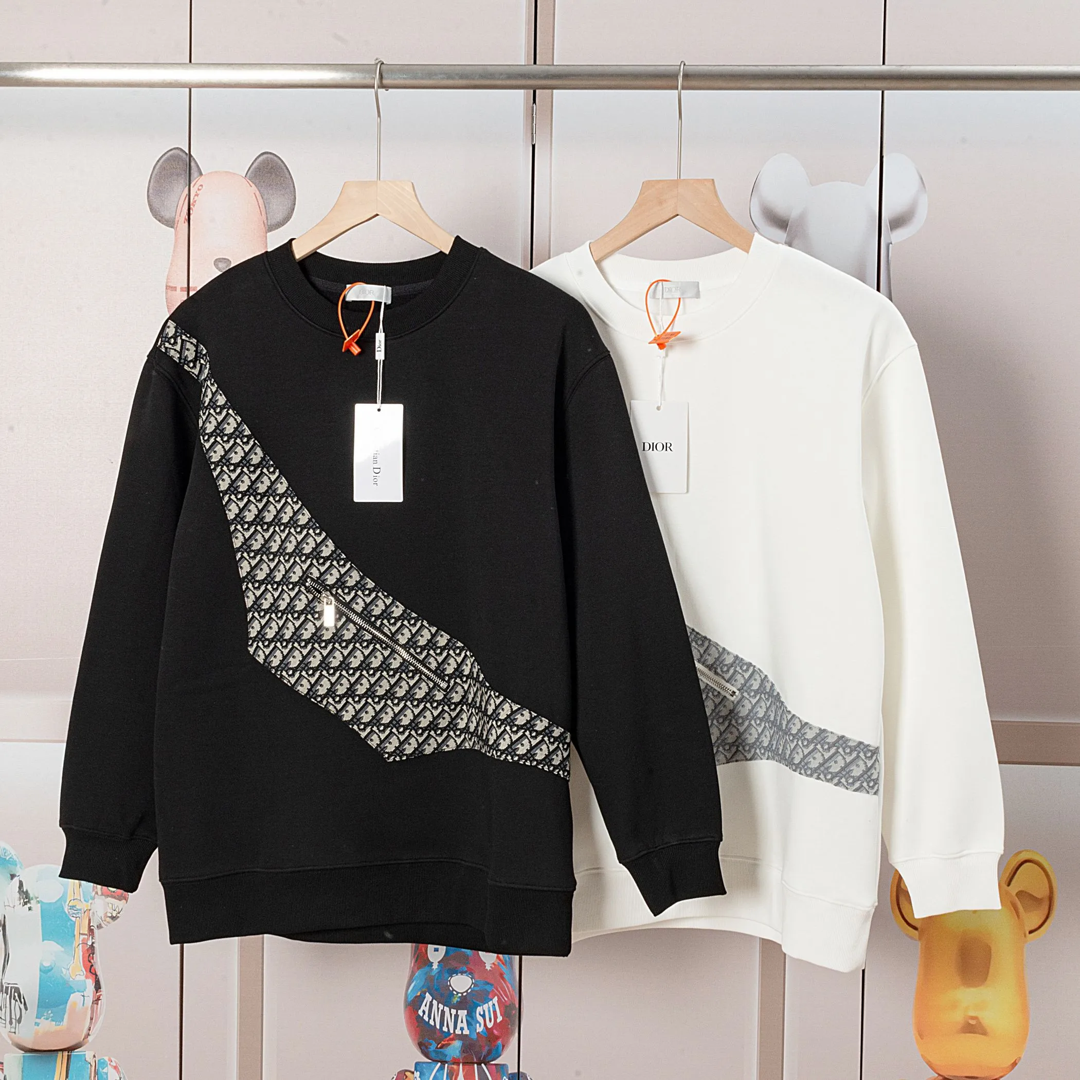🅿️300 Dior DIOR's new cloth-coloured pocket sweatshirt, high quality🔥The front panel is decorated with cloth zipper pockets, and the fabric is compounded with Austrian velvet. The ribbing is specially customized. The fabric is comfortable and soft, restoring the trend brought by special craftsmanship, custom-made and dyed, complete with three standards. Non-market ordinary version. Compare at will. Quality is absolutely guaranteed. Same style for men and women. Color: Black White Size: S M L XL [Style No. A3332]