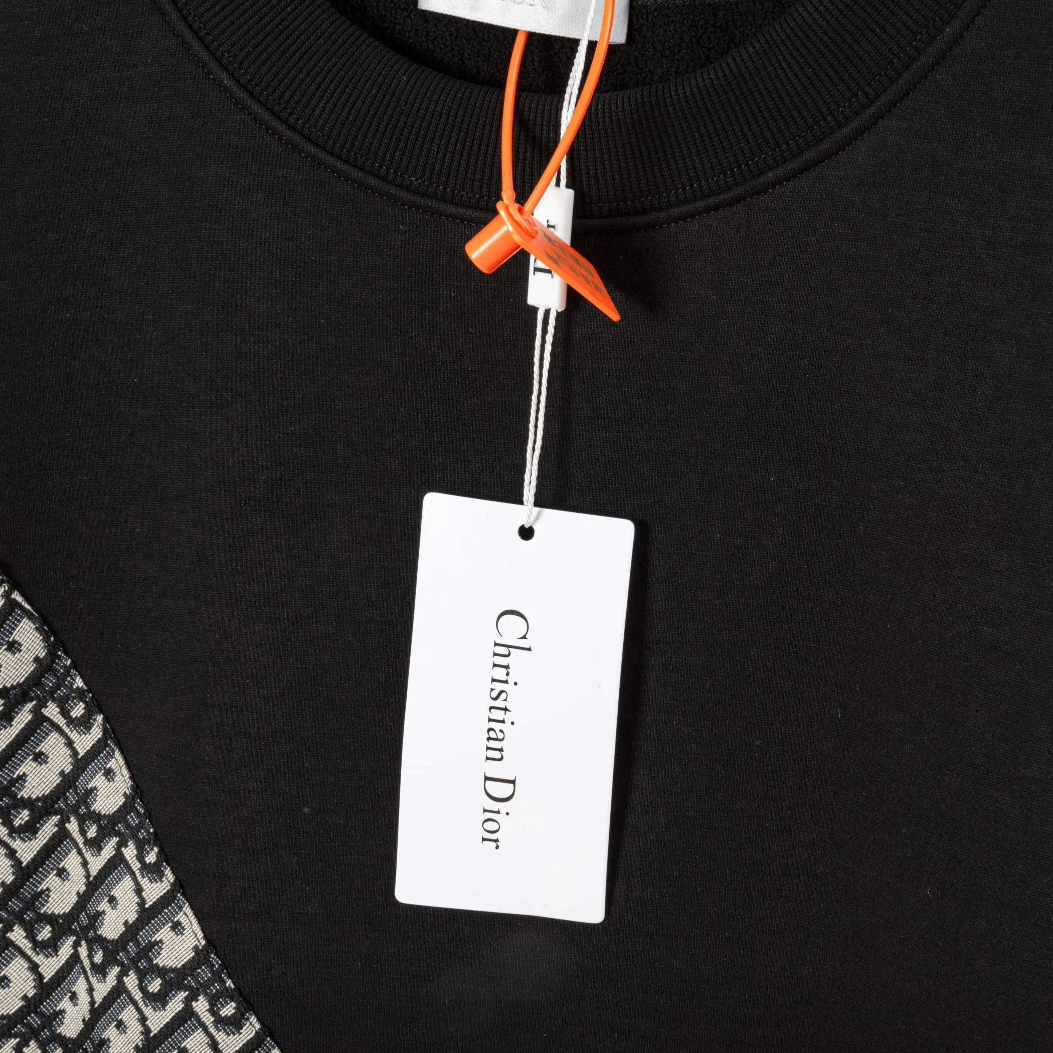 🅿️300 Dior DIOR's new cloth-coloured pocket sweatshirt, high quality🔥The front panel is decorated with cloth zipper pockets, and the fabric is compounded with Austrian velvet. The ribbing is specially customized. The fabric is comfortable and soft, restoring the trend brought by special craftsmanship, custom-made and dyed, complete with three standards. Non-market ordinary version. Compare at will. Quality is absolutely guaranteed. Same style for men and women. Color: Black White Size: S M L XL [Style No. A3332]
