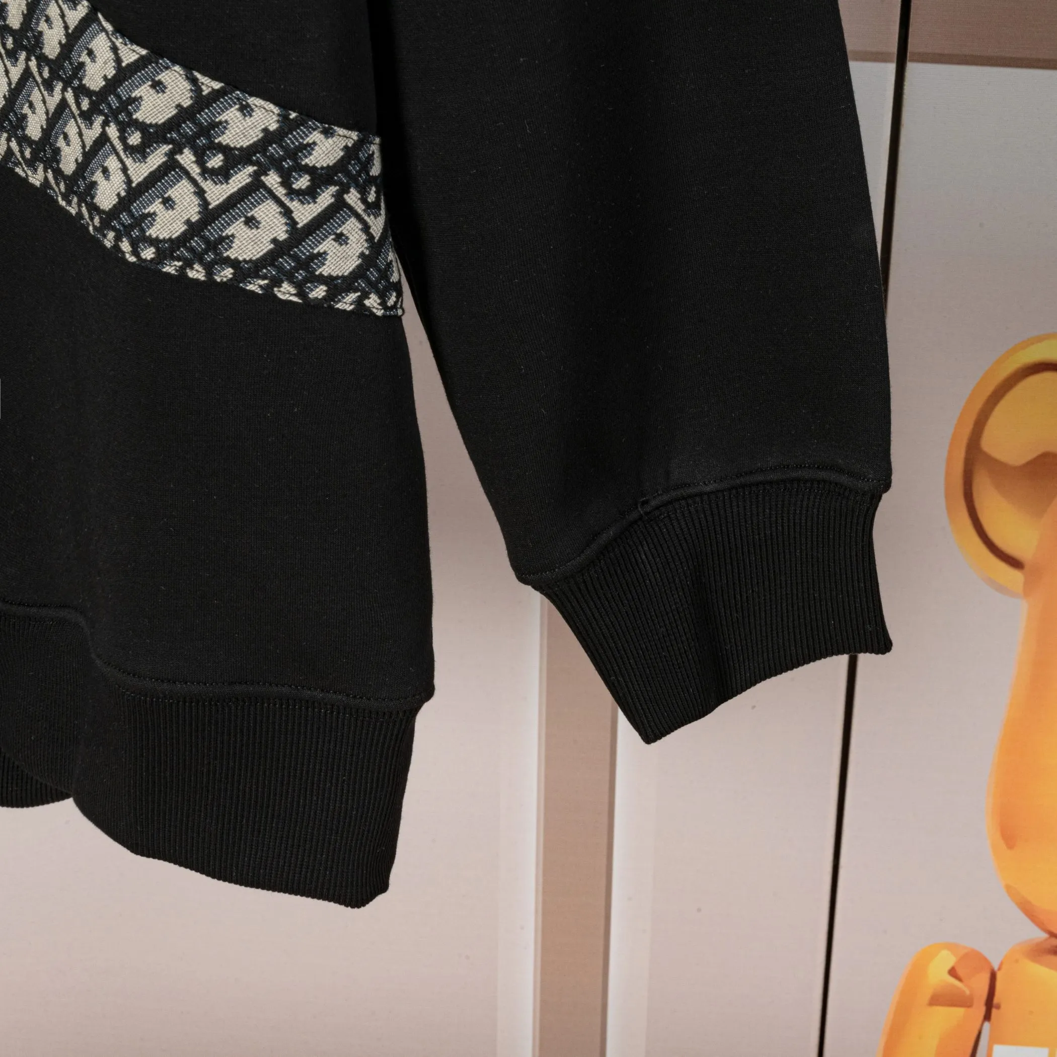 🅿️300 Dior DIOR's new cloth-coloured pocket sweatshirt, high quality🔥The front panel is decorated with cloth zipper pockets, and the fabric is compounded with Austrian velvet. The ribbing is specially customized. The fabric is comfortable and soft, restoring the trend brought by special craftsmanship, custom-made and dyed, complete with three standards. Non-market ordinary version. Compare at will. Quality is absolutely guaranteed. Same style for men and women. Color: Black White Size: S M L XL [Style No. A3332]