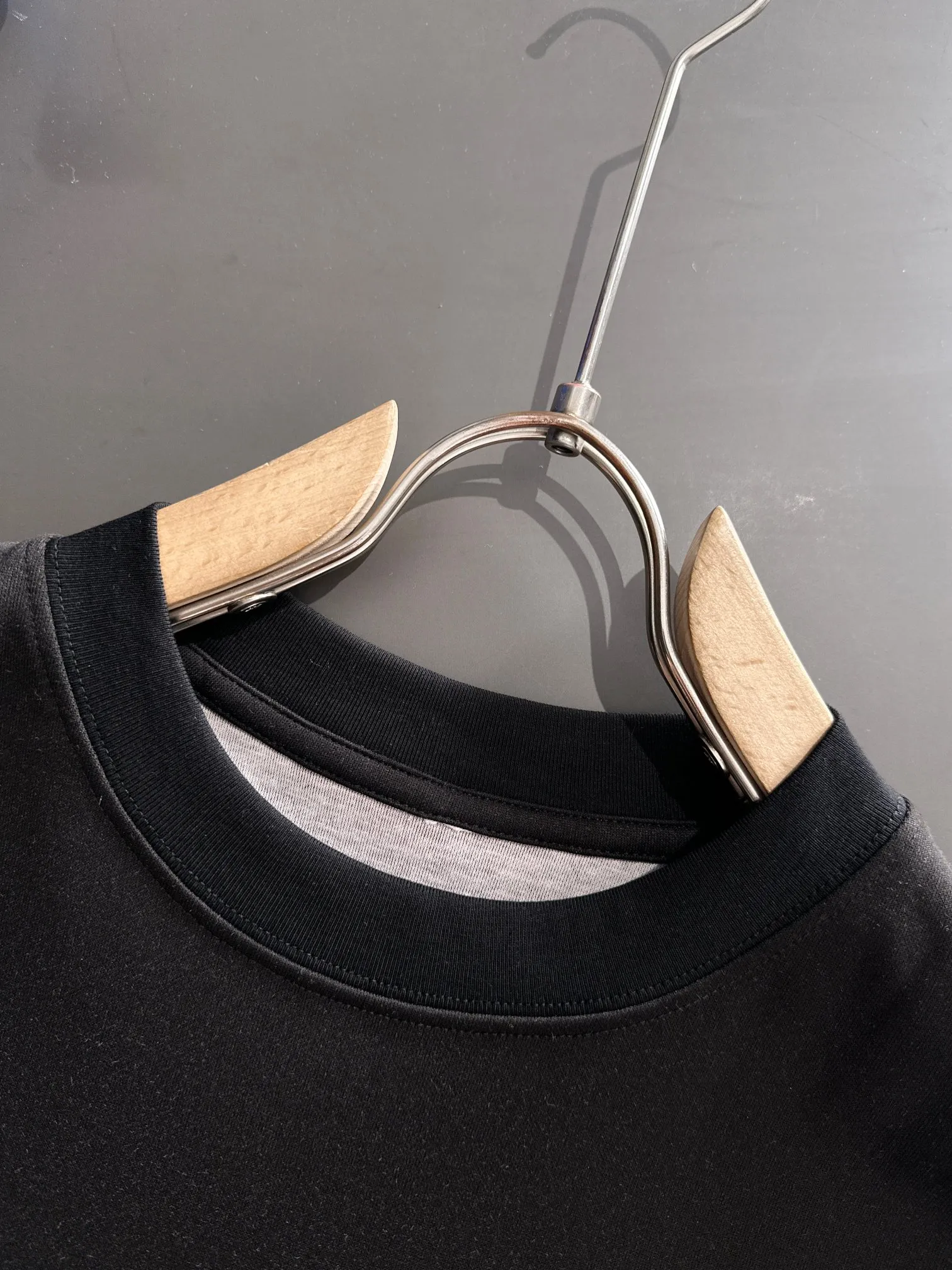 🅿️250 shipped next day DIOR/Dior's new spring and summer high-end T-shirt. It is truly double-sided fabric with the highest luxury and high quality. It is a style that you can wear with your eyes closed. It is made of heavy combed fabric. The upper body is also more textured than ordinary T-shirts and is not easy to deform. This texture can cope with the weather. It is sweat-absorbent and breathable, suitable for both hot and cold! Perfectly produced with reference to the original stitch and stitch! The loose fit design is super noble. Really rare and rare goods Size: M-2XL
