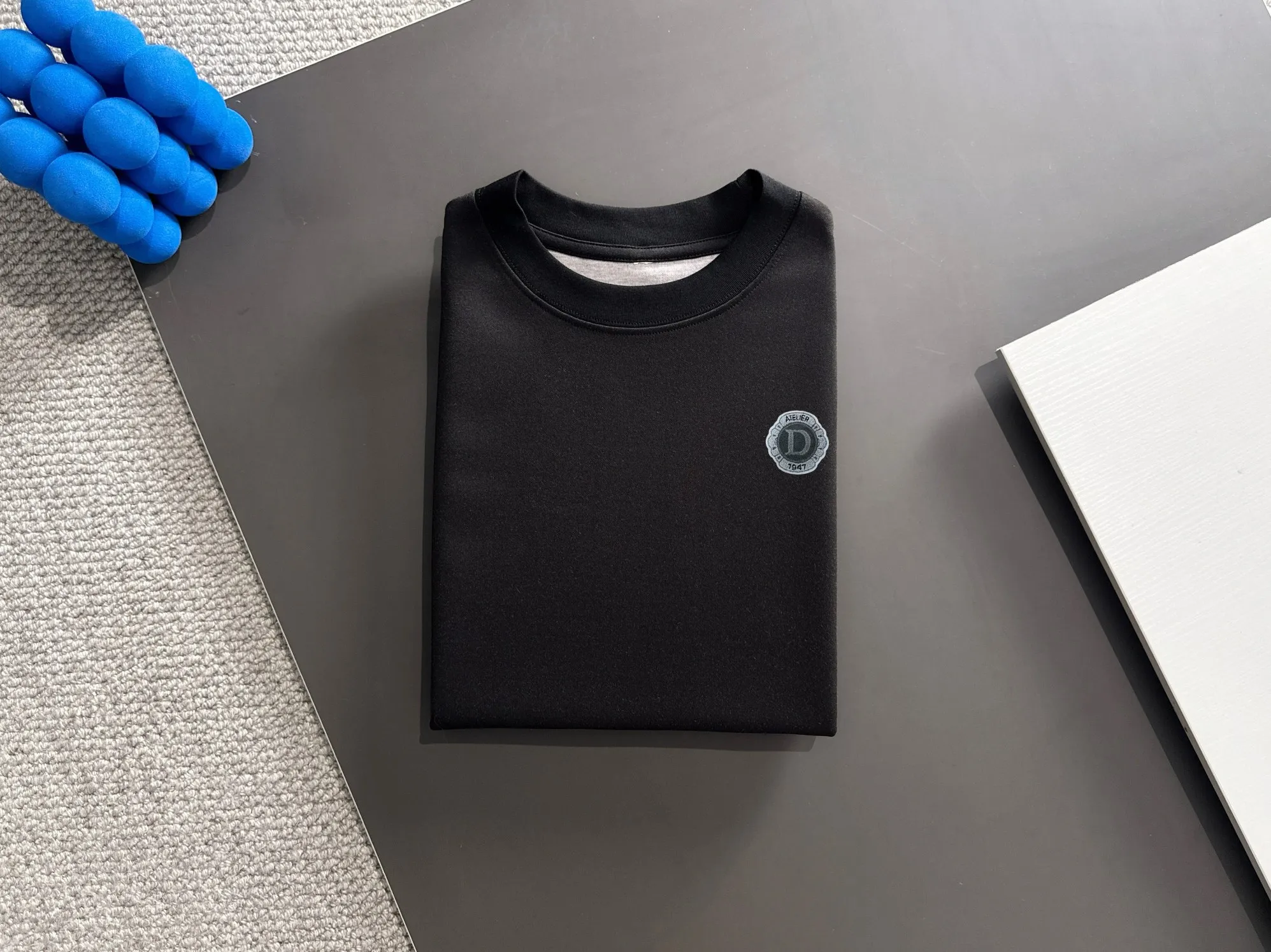 🅿️250 shipped next day DIOR/Dior's new spring and summer high-end T-shirt. It is truly double-sided fabric with the highest luxury and high quality. It is a style that you can wear with your eyes closed. It is made of heavy combed fabric. The upper body is also more textured than ordinary T-shirts and is not easy to deform. This texture can cope with the weather. It is sweat-absorbent and breathable, suitable for both hot and cold! Perfectly produced with reference to the original stitch and stitch! The loose fit design is super noble. Really rare and rare goods Size: M-2XL