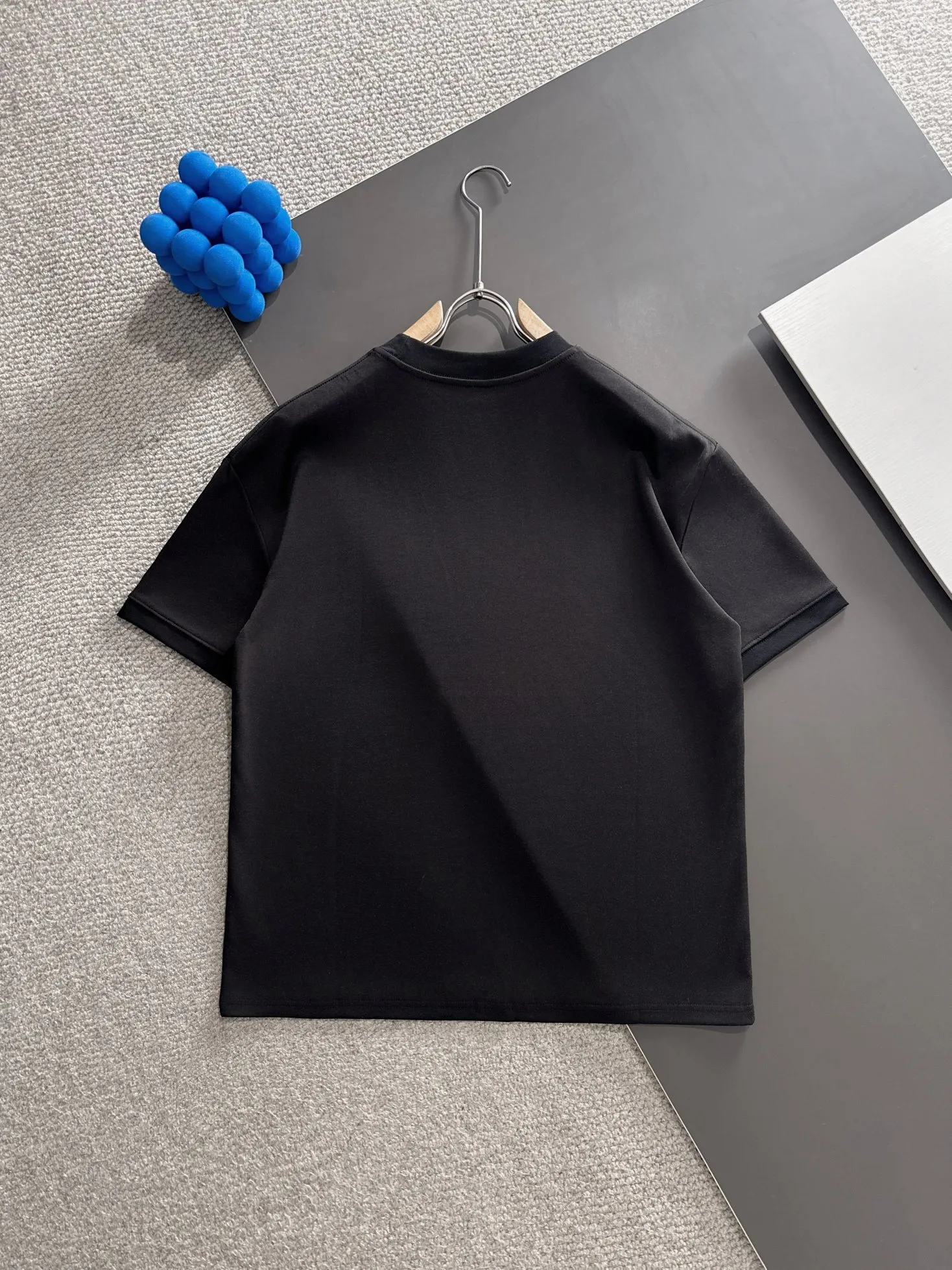🅿️250 shipped next day DIOR/Dior's new spring and summer high-end T-shirt. It is truly double-sided fabric with the highest luxury and high quality. It is a style that you can wear with your eyes closed. It is made of heavy combed fabric. The upper body is also more textured than ordinary T-shirts and is not easy to deform. This texture can cope with the weather. It is sweat-absorbent and breathable, suitable for both hot and cold! Perfectly produced with reference to the original stitch and stitch! The loose fit design is super noble. Really rare and rare goods Size: M-2XL