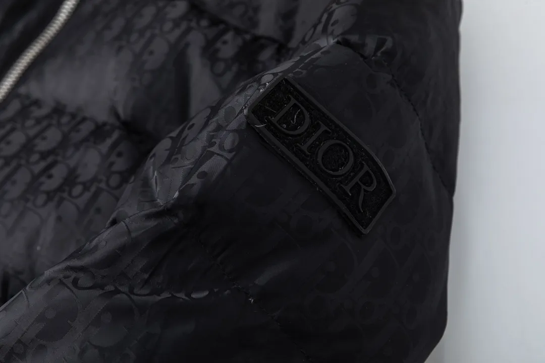🅿️780 (with dust bag) Dior/Dior 23ss popular jacquard down jacket down jacket. It uses high-quality fabrics, always maintains a high-end and gorgeous design line, and has fine workmanship, symbolizing the highest spirit of French fashion culture. Counter version! The highest version on the market, gc quality is super good. Original hardware customization, jacquard craft fabric, goose down filling. Color: black/navy blue/grey/sky blue Size: 44/46/48/50/52/54