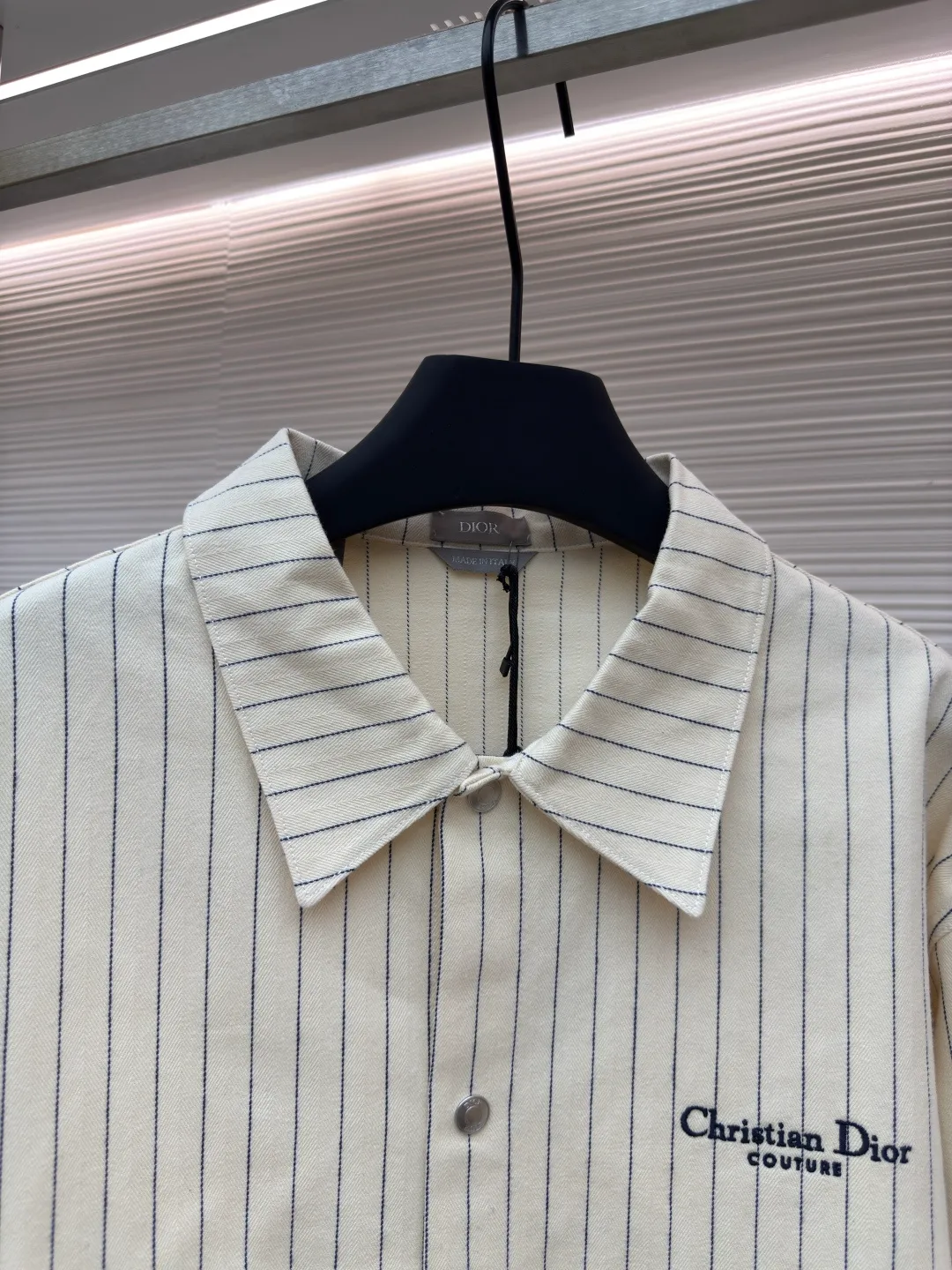 Dior herringbone striped embroidered shirt ●Authentic product: Purchased and developed for 15500 ●Item number: 1680596-B70 ●Fabric: yarn-dyed fabric ●Technology: embroidery production ●Version: fitted version ●Weight: about 570 grams ●Size: XS-S-M-L ●Description: Made of cotton 16s yarn-dyed fabric, with a warp and weft density of 96*58. Disassemble the Y plate to analyze the yarn specifications, count the warp and weft densities, and order the color of bulk dyeing yarn. Use a large-width air-jet yarn-dyed jacquard machine to weave the embryonic fabric, and the tissue can be woven The herringbone density is the same as the Y version, and the width of the finished door reaches 3m. The front panel is hand-cut with line restoration flowers, and the front and rear letters are imported from Japan with Tajima embroidery machines, embroidered with three-dimensional glue cotton embroidery thread, and matched with aluminum alloy bright letter four-button buttons. The overall wiring is straight and delicate, the fabric is comfortable and soft, and the color is consistent without color difference. It can be matched with the same style to create a fashionable look and control various occasions. Customized accessories, complete with three standards, same style for men and women!