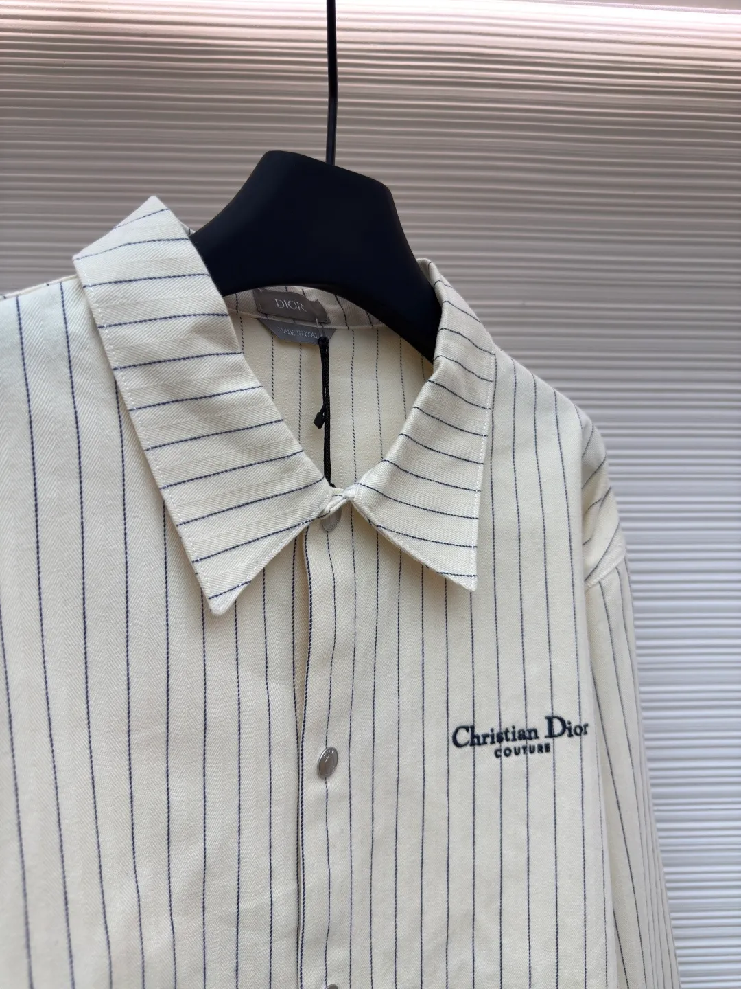 Dior herringbone striped embroidered shirt ●Authentic product: Purchased and developed for 15500 ●Item number: 1680596-B70 ●Fabric: yarn-dyed fabric ●Technology: embroidery production ●Version: fitted version ●Weight: about 570 grams ●Size: XS-S-M-L ●Description: Made of cotton 16s yarn-dyed fabric, with a warp and weft density of 96*58. Disassemble the Y plate to analyze the yarn specifications, count the warp and weft densities, and order the color of bulk dyeing yarn. Use a large-width air-jet yarn-dyed jacquard machine to weave the embryonic fabric, and the tissue can be woven The herringbone density is the same as the Y version, and the width of the finished door reaches 3m. The front panel is hand-cut with line restoration flowers, and the front and rear letters are imported from Japan with Tajima embroidery machines, embroidered with three-dimensional glue cotton embroidery thread, and matched with aluminum alloy bright letter four-button buttons. The overall wiring is straight and delicate, the fabric is comfortable and soft, and the color is consistent without color difference. It can be matched with the same style to create a fashionable look and control various occasions. Customized accessories, complete with three standards, same style for men and women!